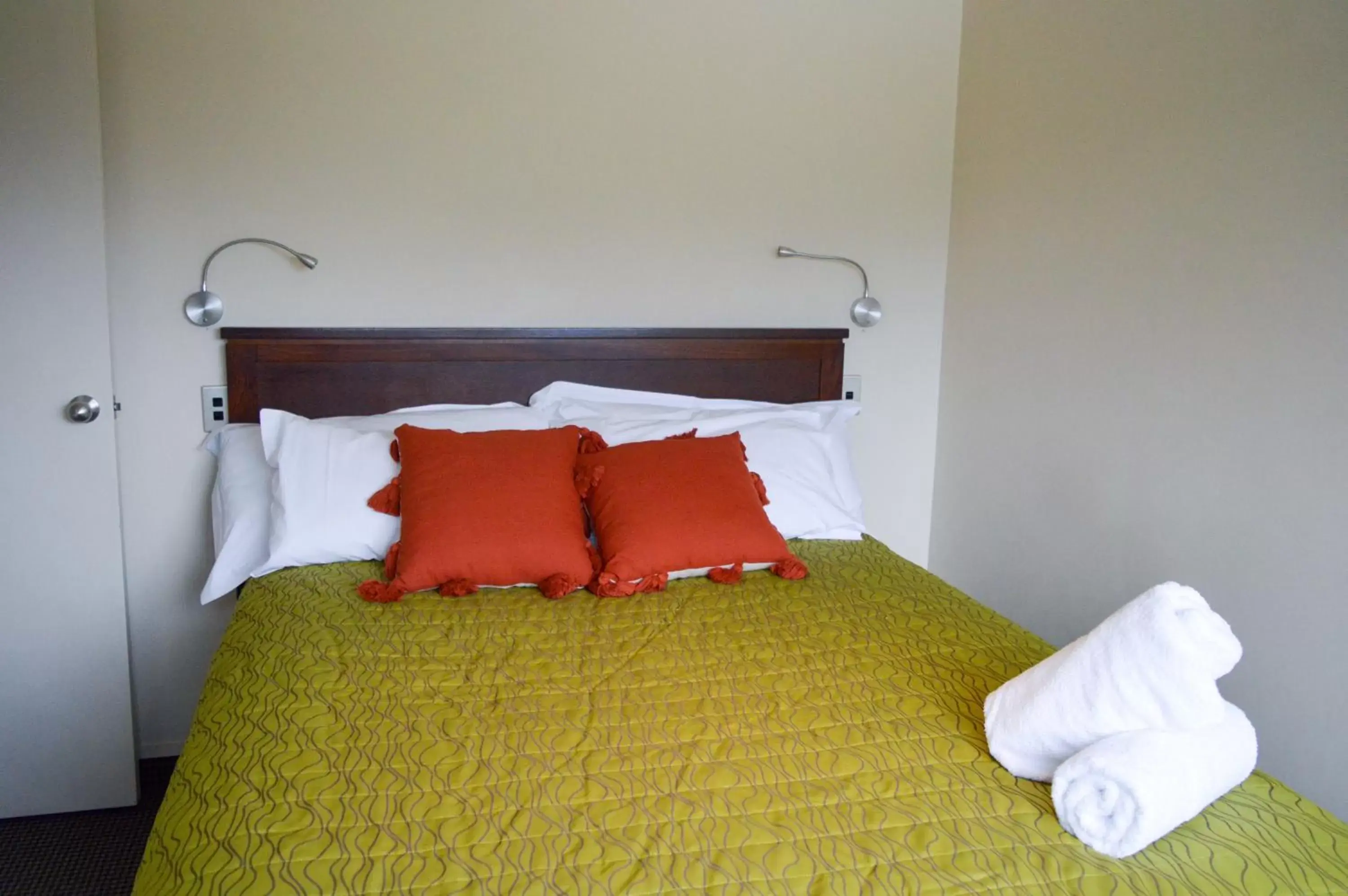 Bed in Four Seasons Motel