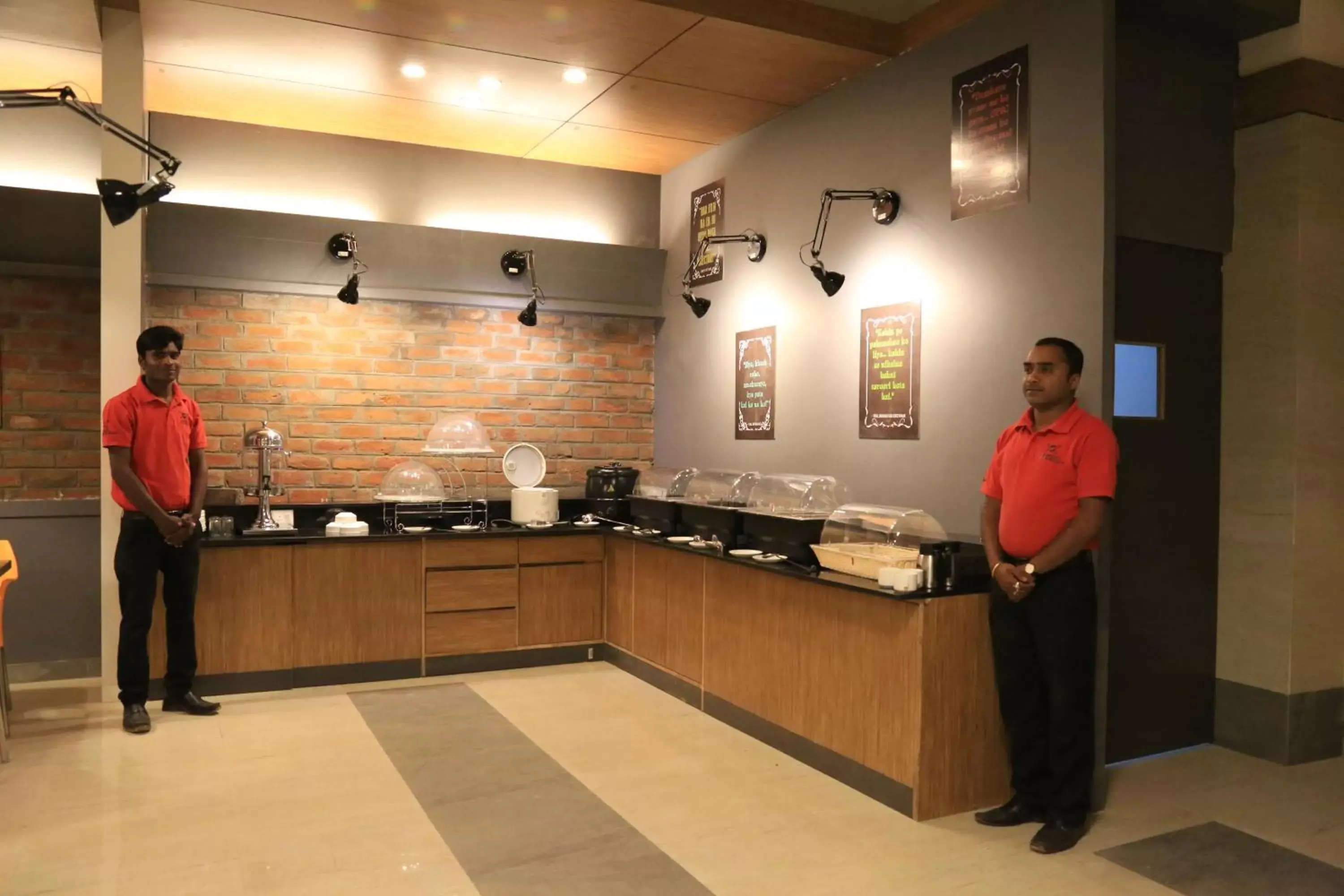 Restaurant/places to eat in Max Hotels Jabalpur