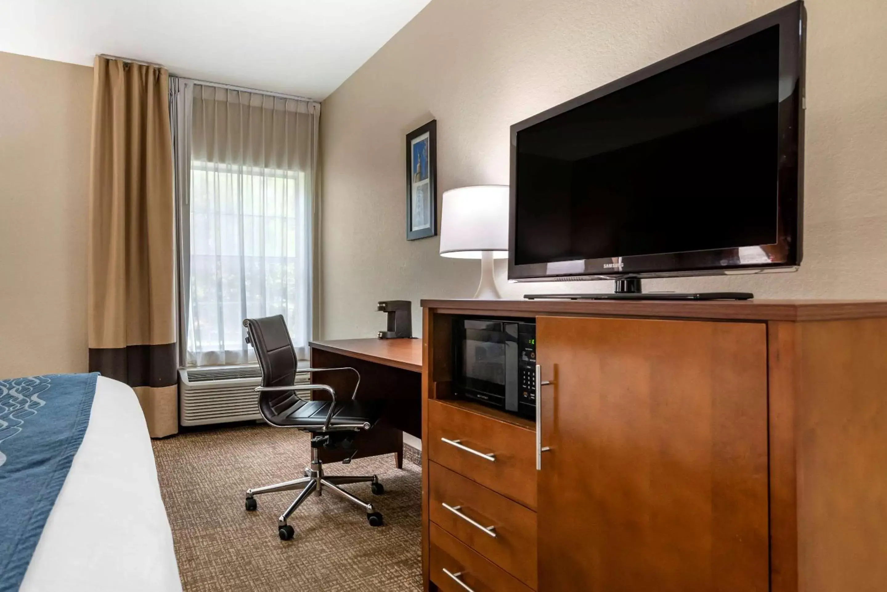 Photo of the whole room, TV/Entertainment Center in Comfort Inn Airport