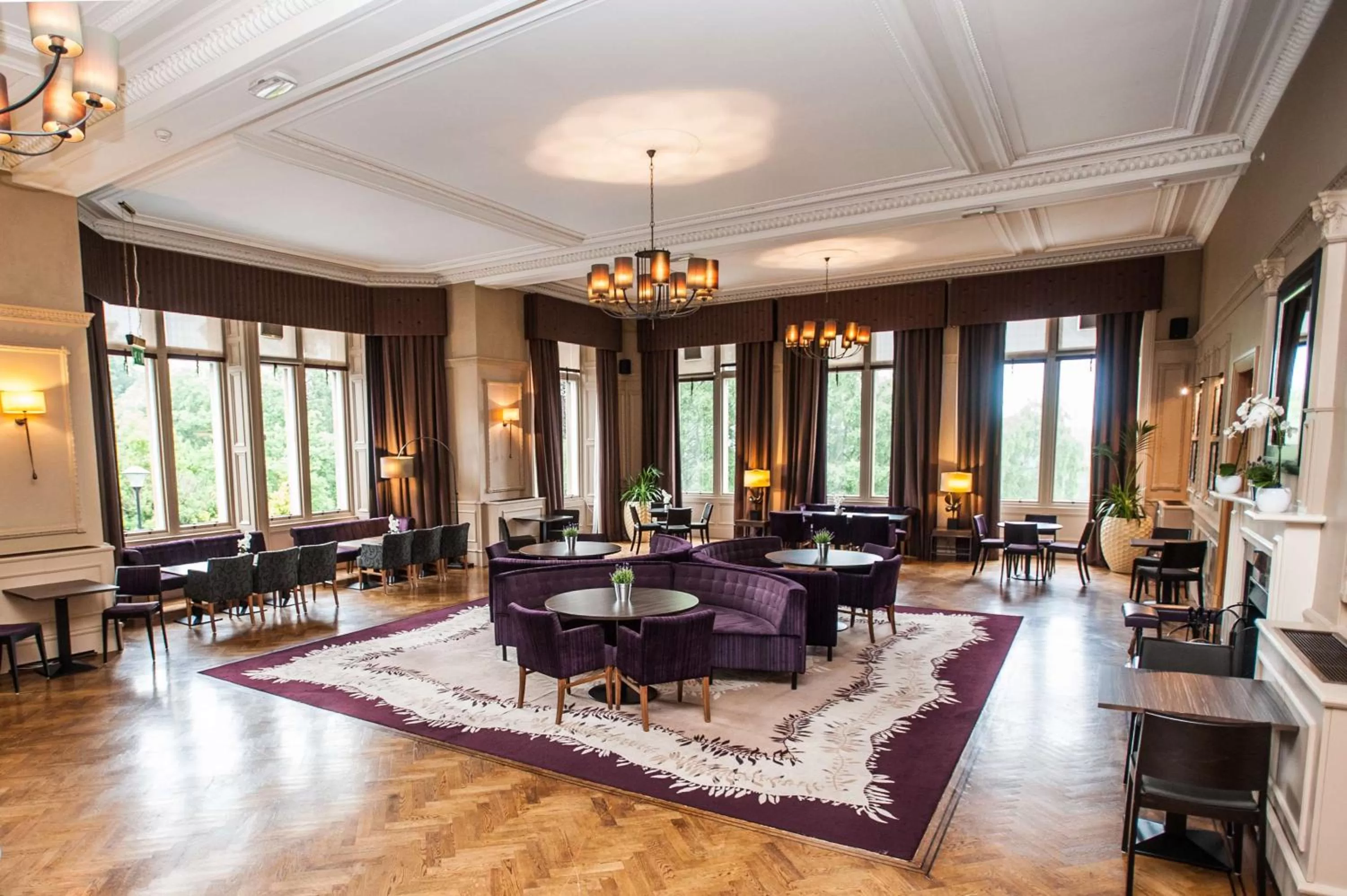 Lounge or bar in DoubleTree by Hilton Dunblane Hydro Hotel