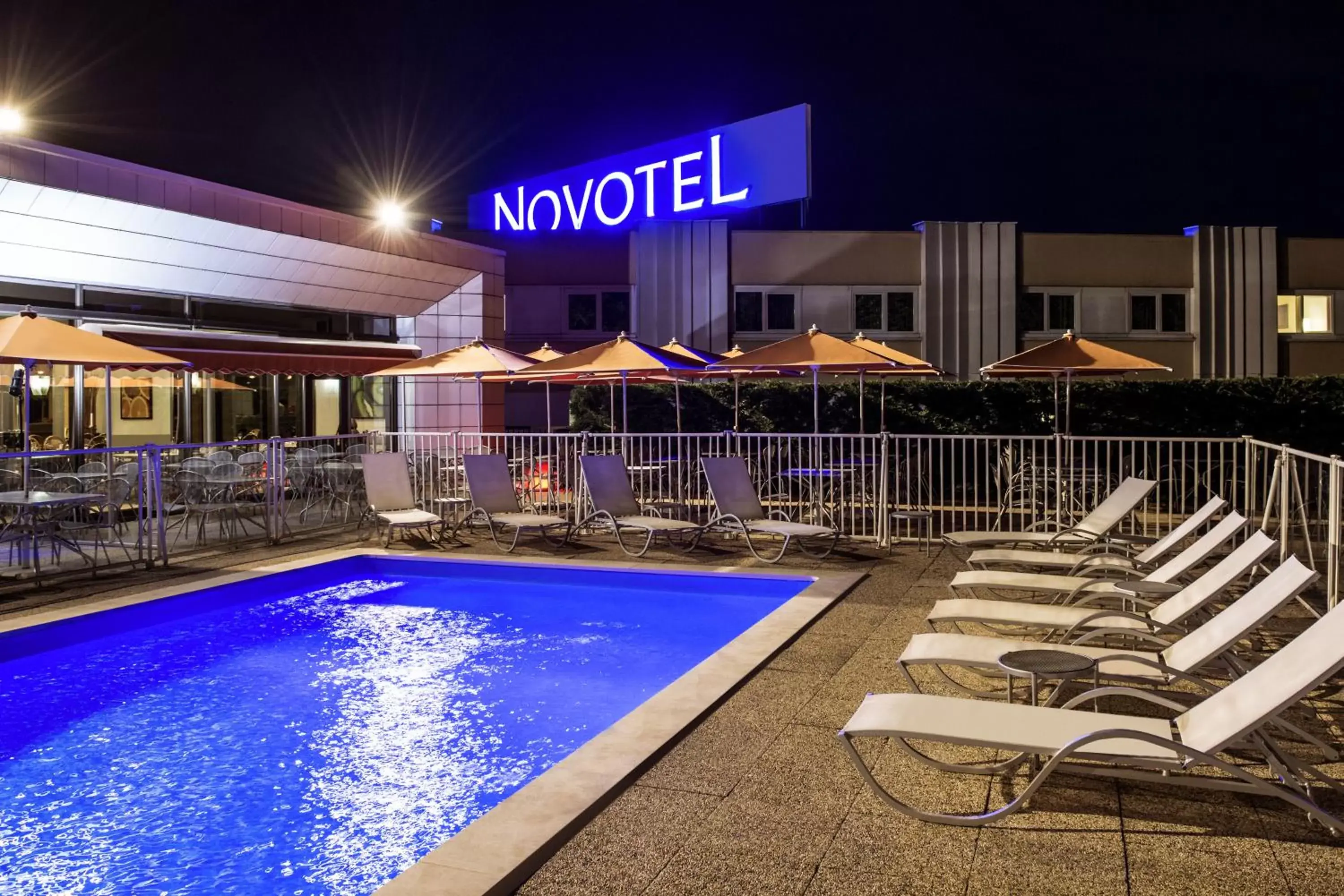 Swimming pool, Property Building in Novotel Macon Nord Autoroute du Soleil