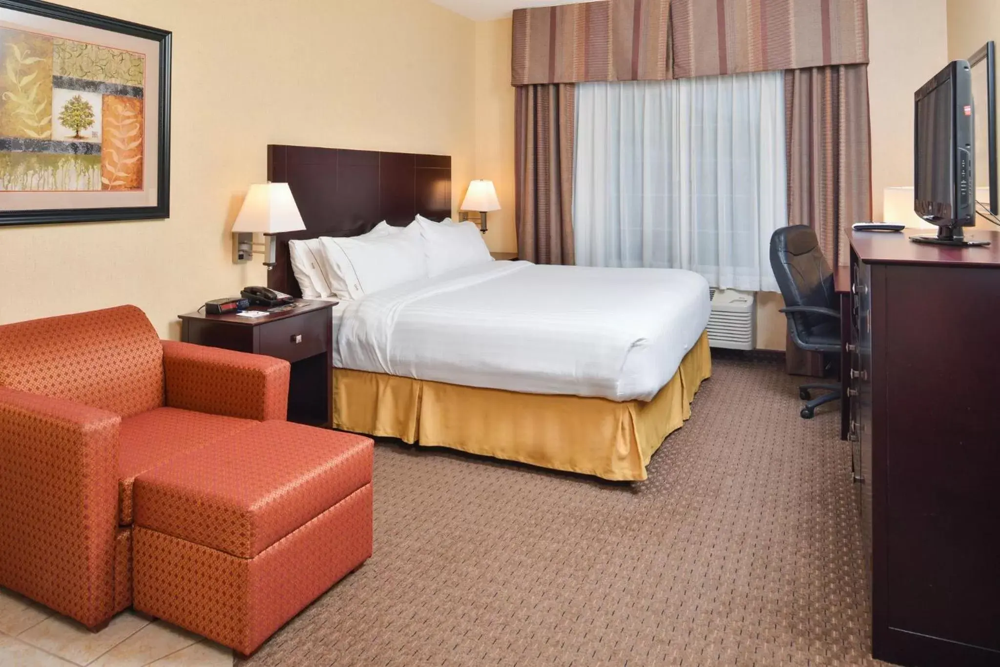 Photo of the whole room, Bed in Holiday Inn Express Hotel & Suites Portland - Jantzen Beach, an IHG Hotel