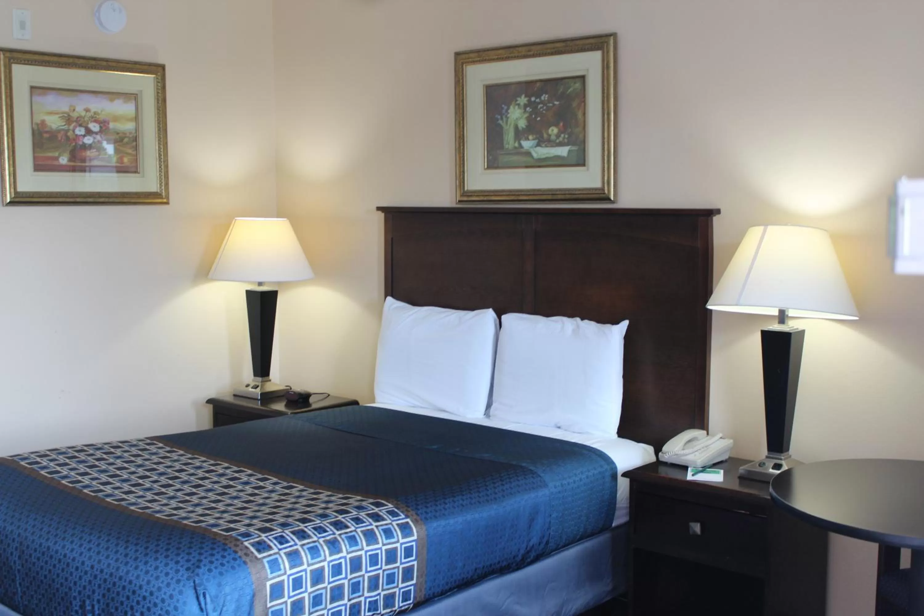 Bed in Carom Inn Denham Springs-BatonRouge