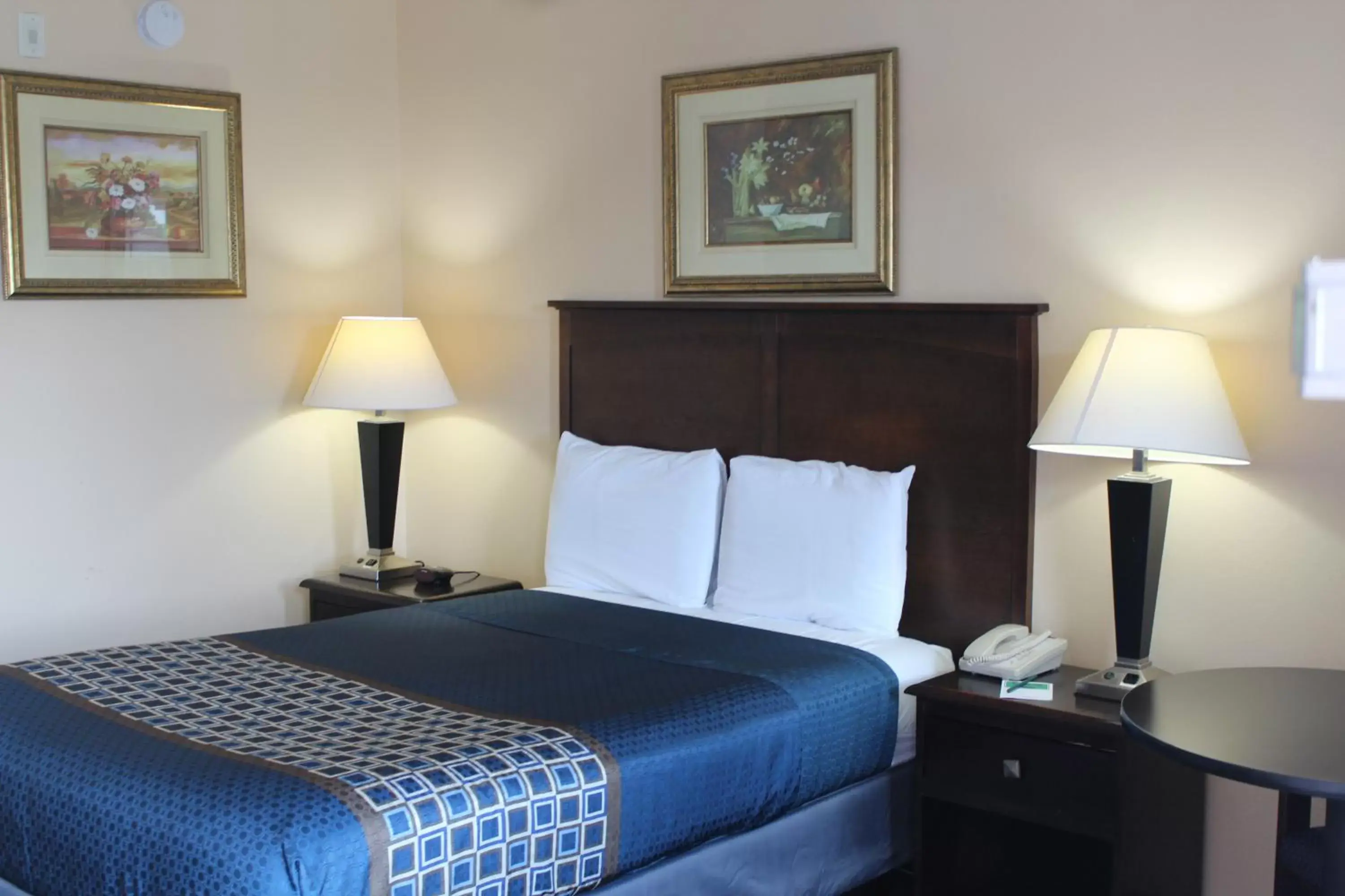 Bed in Carom Inn a Travelodge by Wyndham Denham Springs-Baton Rouge