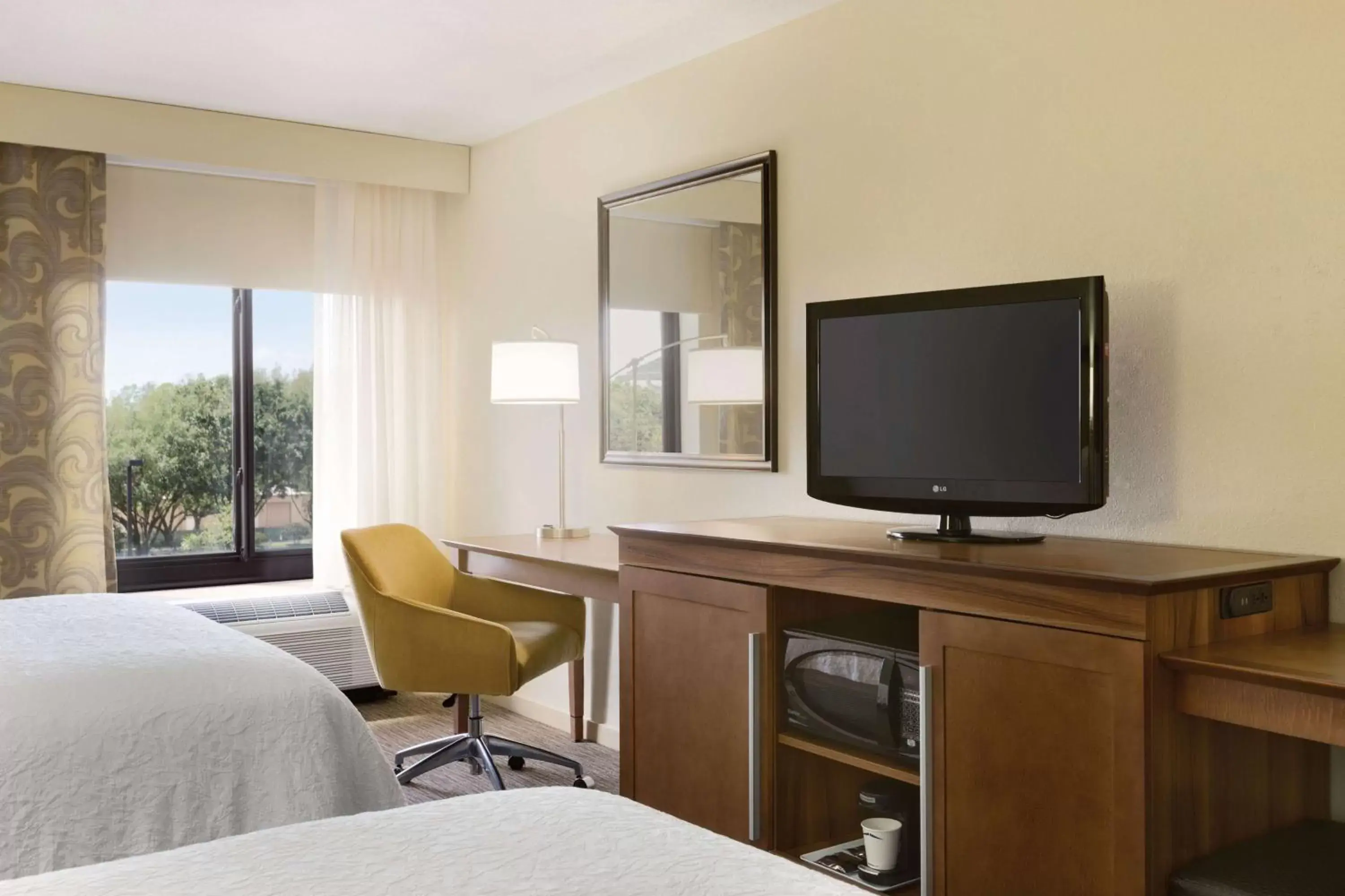 Bed, TV/Entertainment Center in Hampton Inn & Suites Tarpon Springs