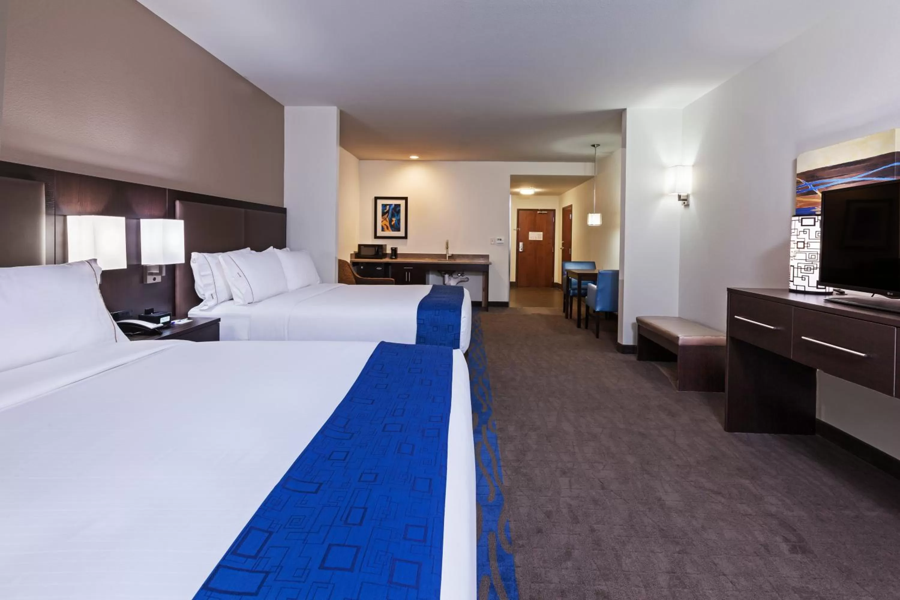 Photo of the whole room, Bed in Holiday Inn Express & Suites Glenpool by IHG