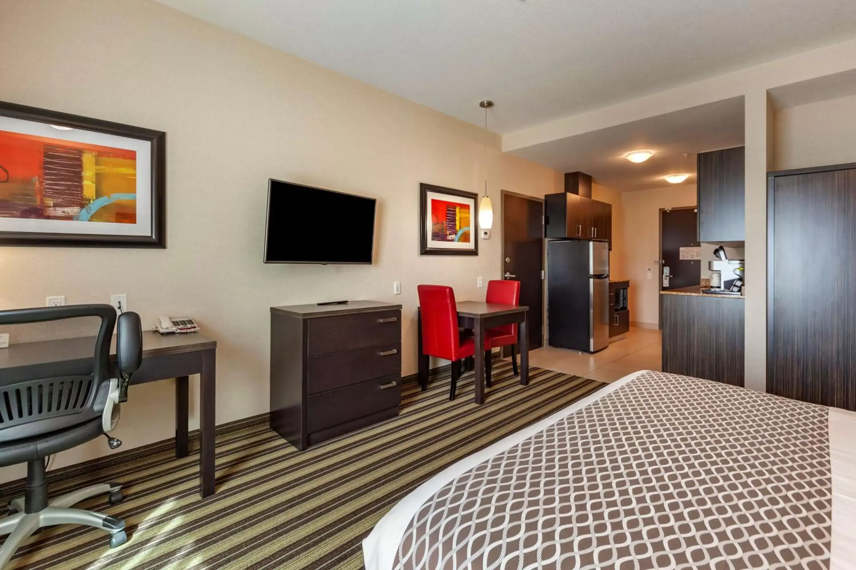 Bedroom, TV/Entertainment Center in Best Western Plus Drayton Valley All Suites