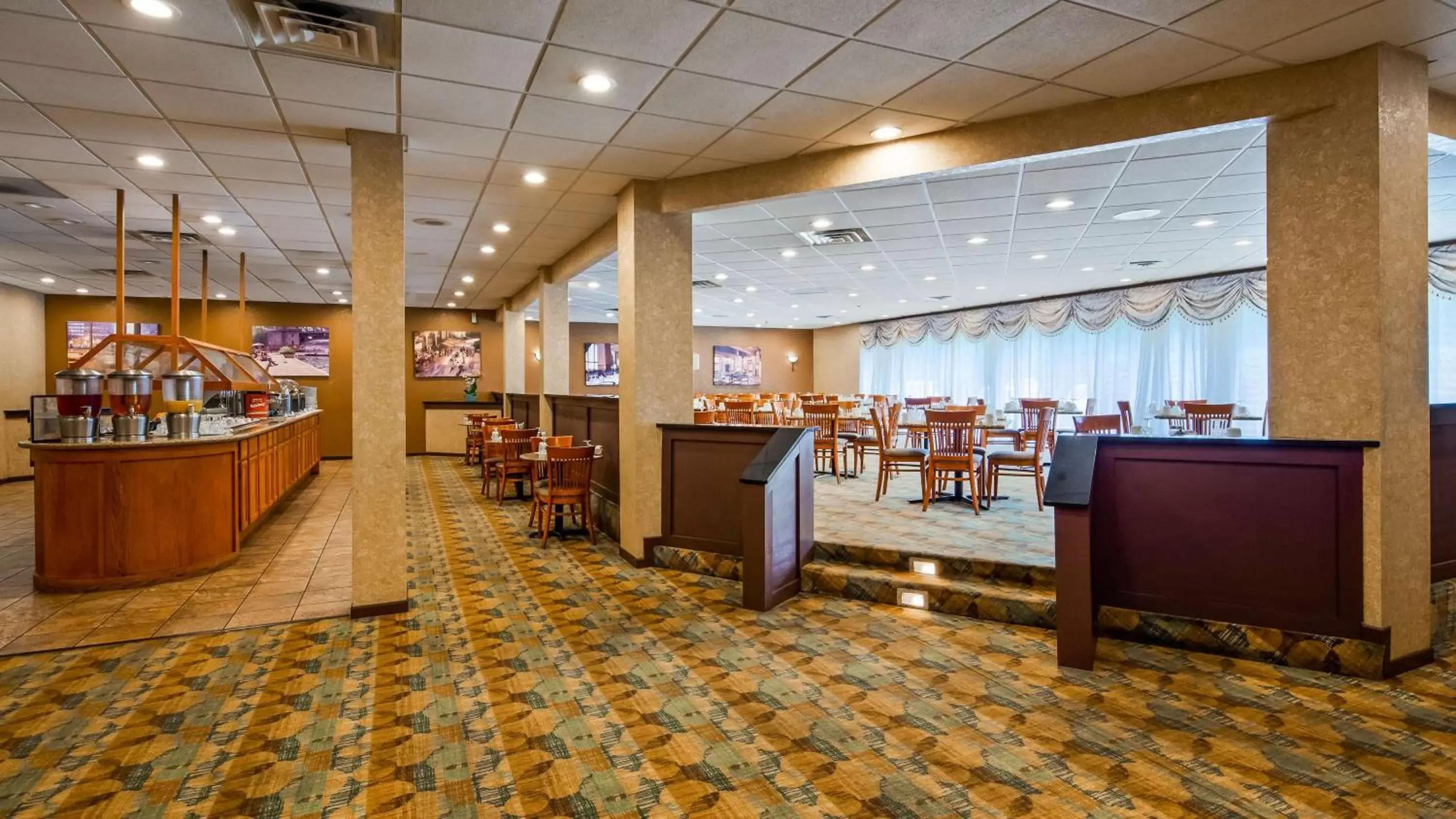 Restaurant/places to eat in Best Western Plus Chicago Hillside