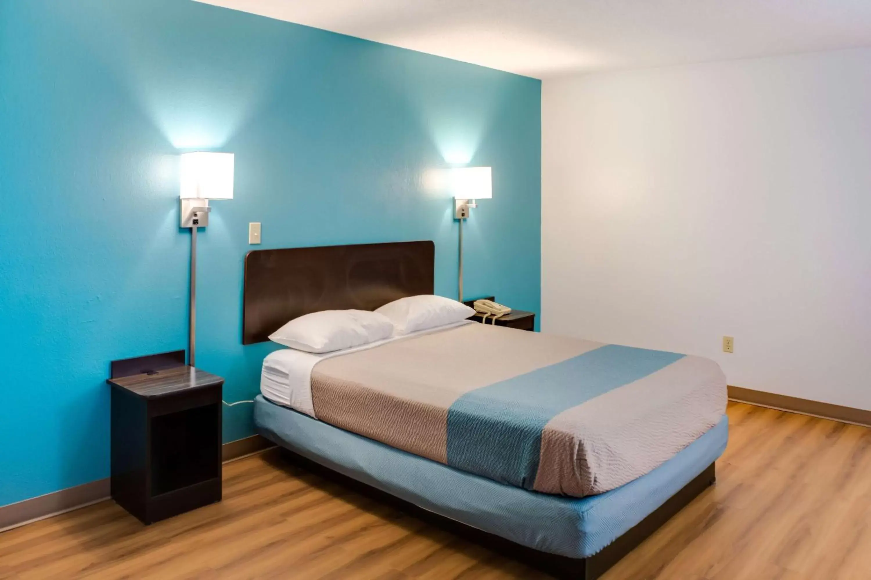 Deluxe Queen Room - single occupancy - Non-Smoking in Motel 6-Richmond, IN Deluxe Queen Room - single occupancy - Non-Smoking in Motel 6-Richmond, IN