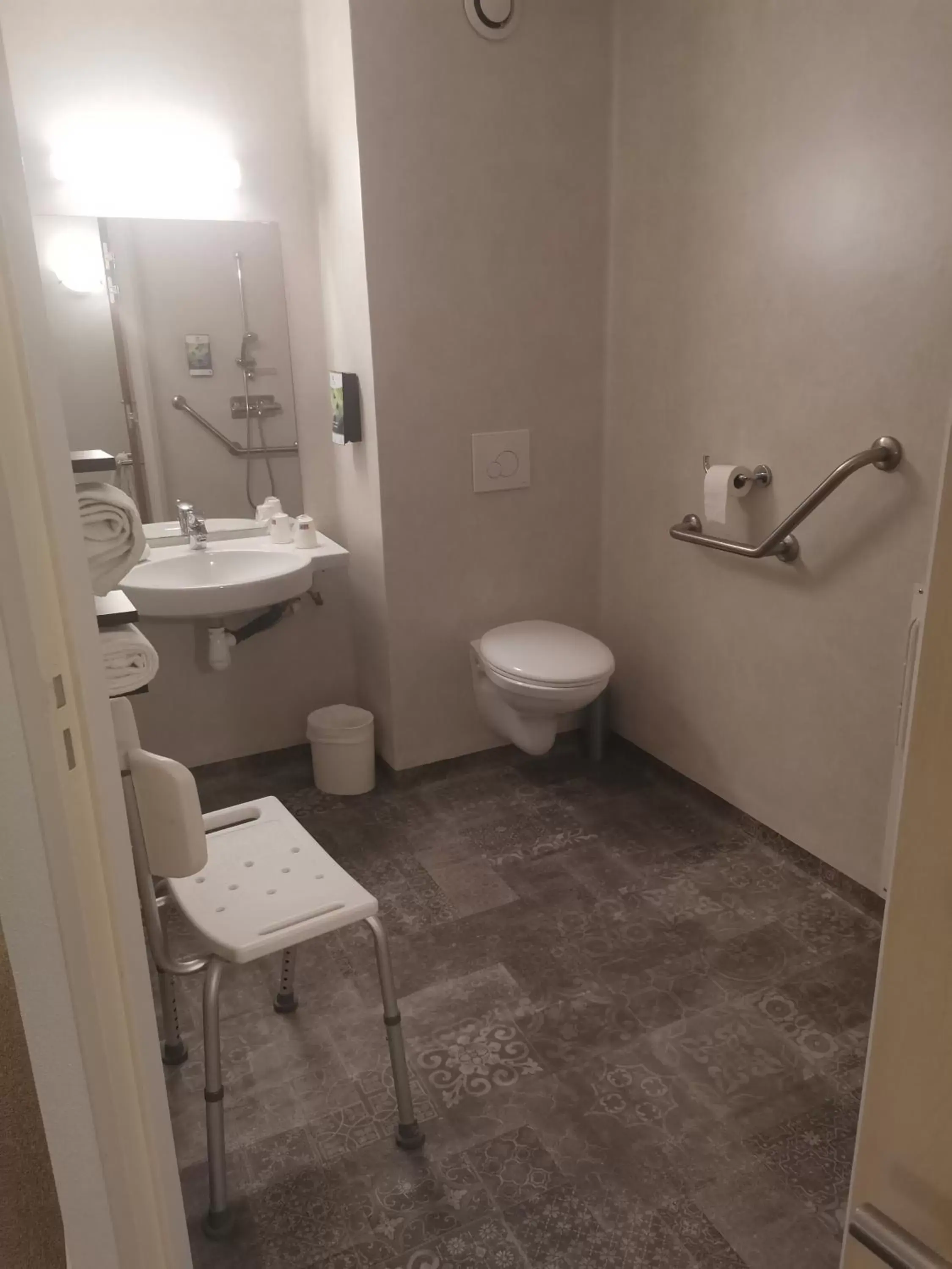 Bathroom in Sure Hotel by Best Western Saint-Amand-Les-Eaux