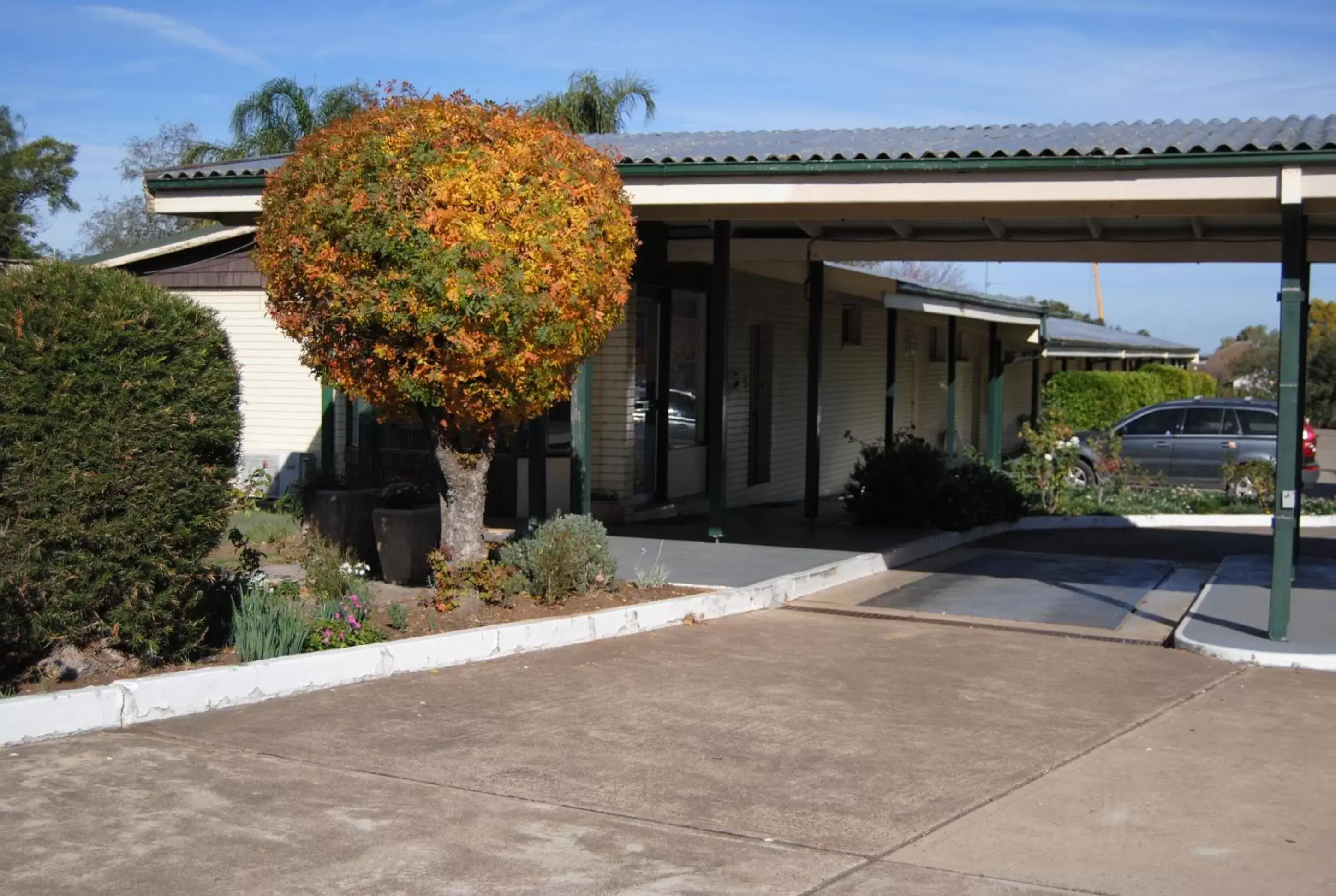 Facade/entrance, Property Building in Airlie House Motor Inn