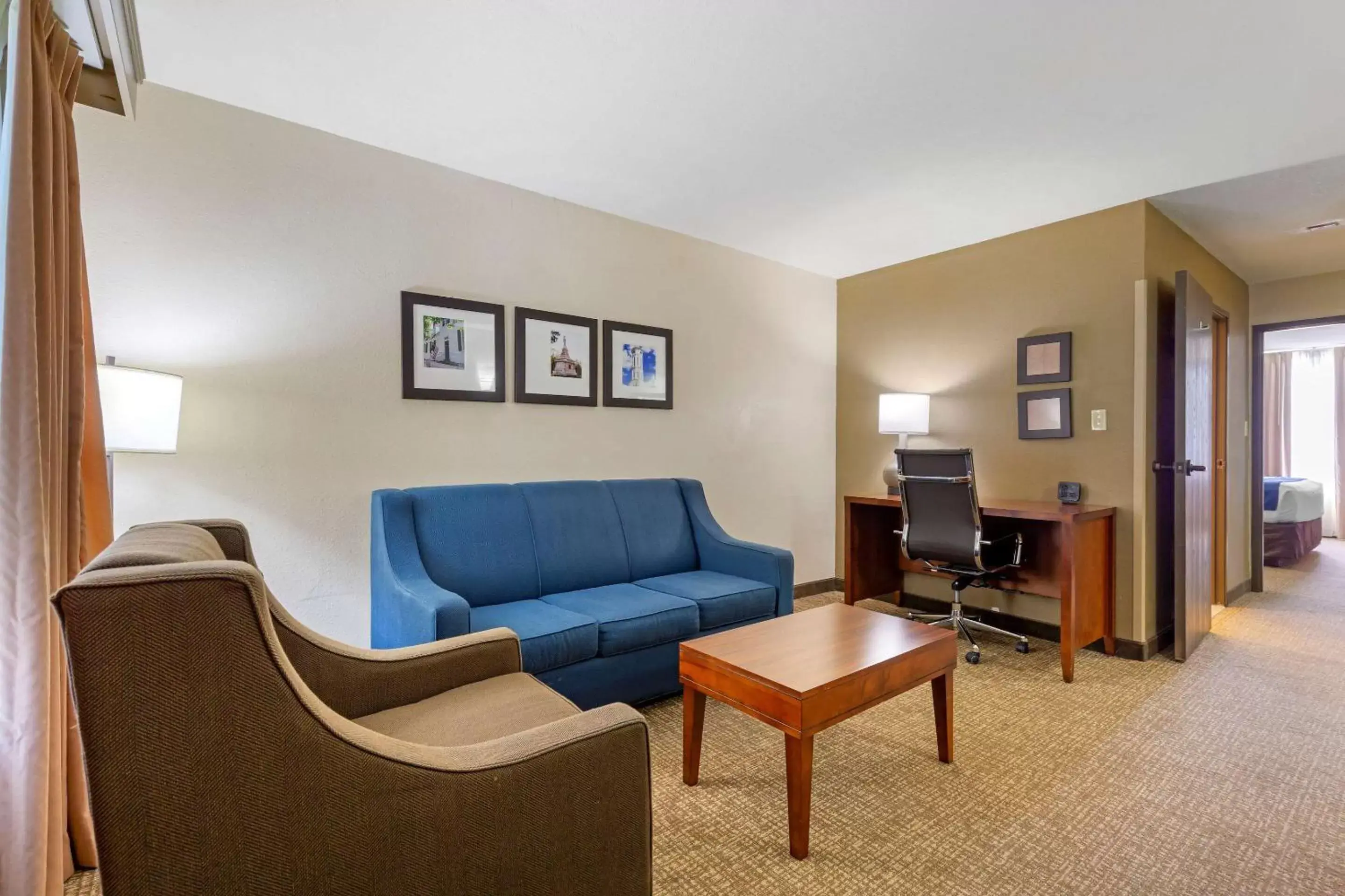 Photo of the whole room, Seating Area in Comfort Suites Fredericksburg South