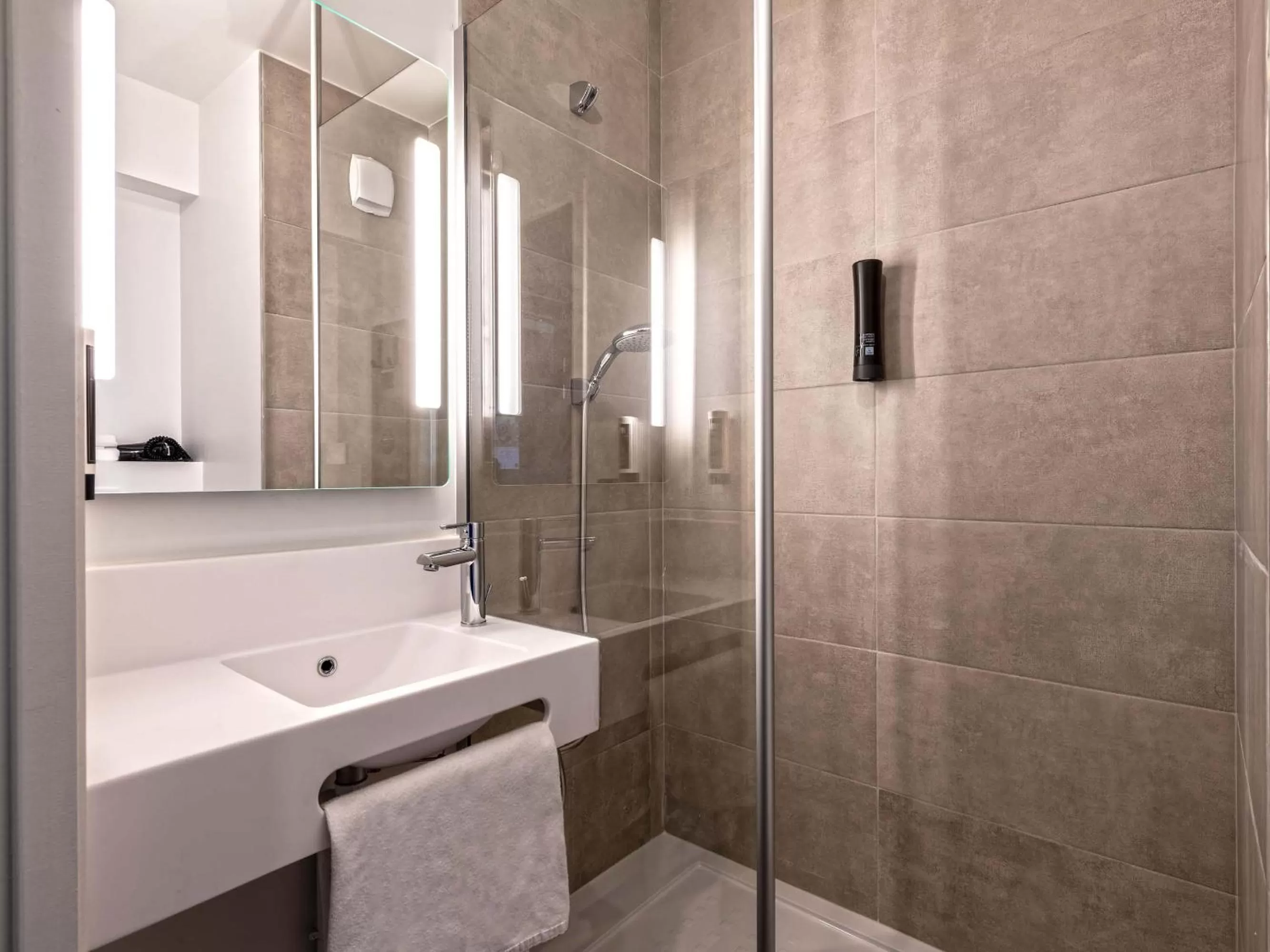 Bathroom in B&B HOTEL Landerneau Bois Noir