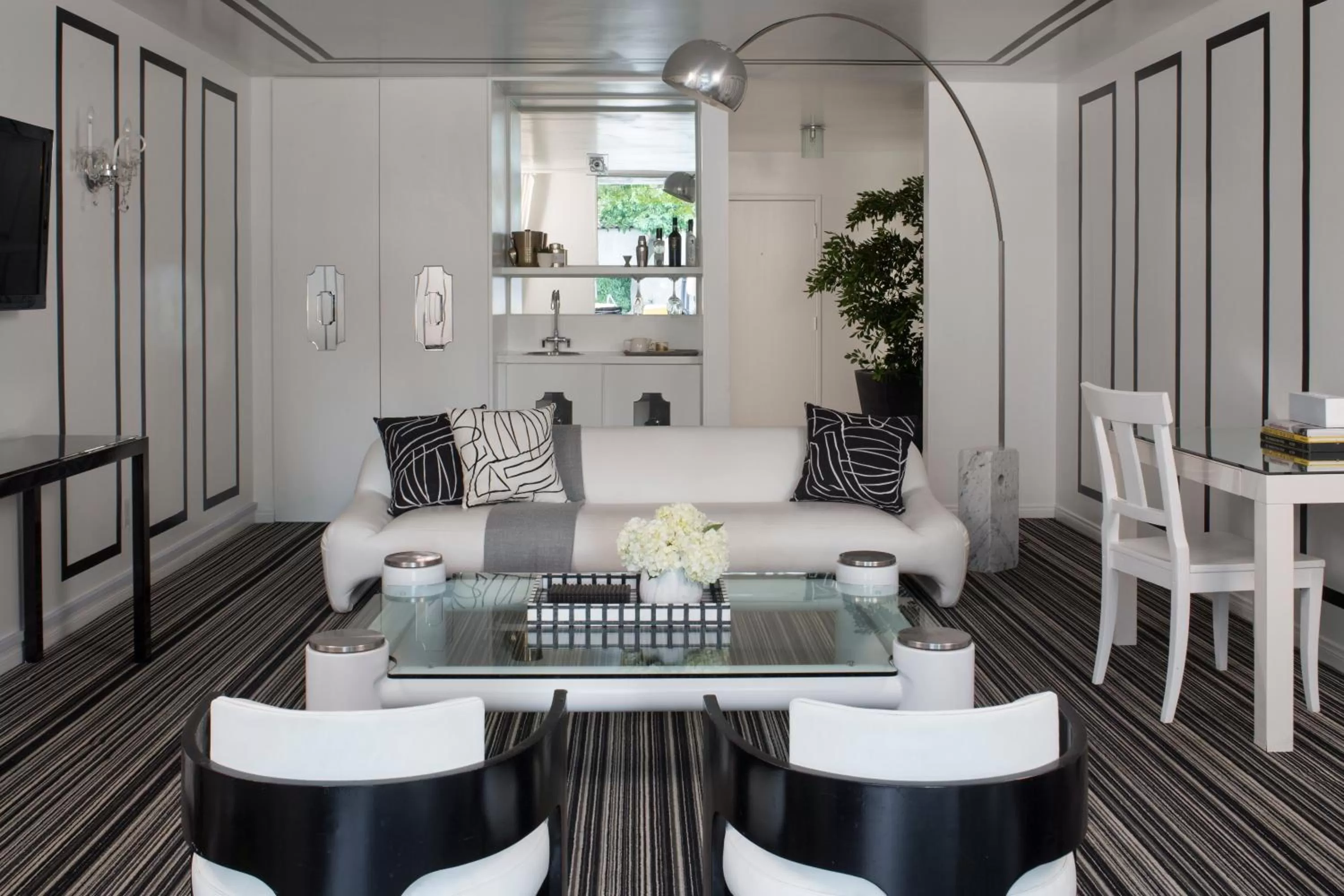 Living room in Avalon Hotel & Bungalows Palm Springs, a Member of Design Hotels