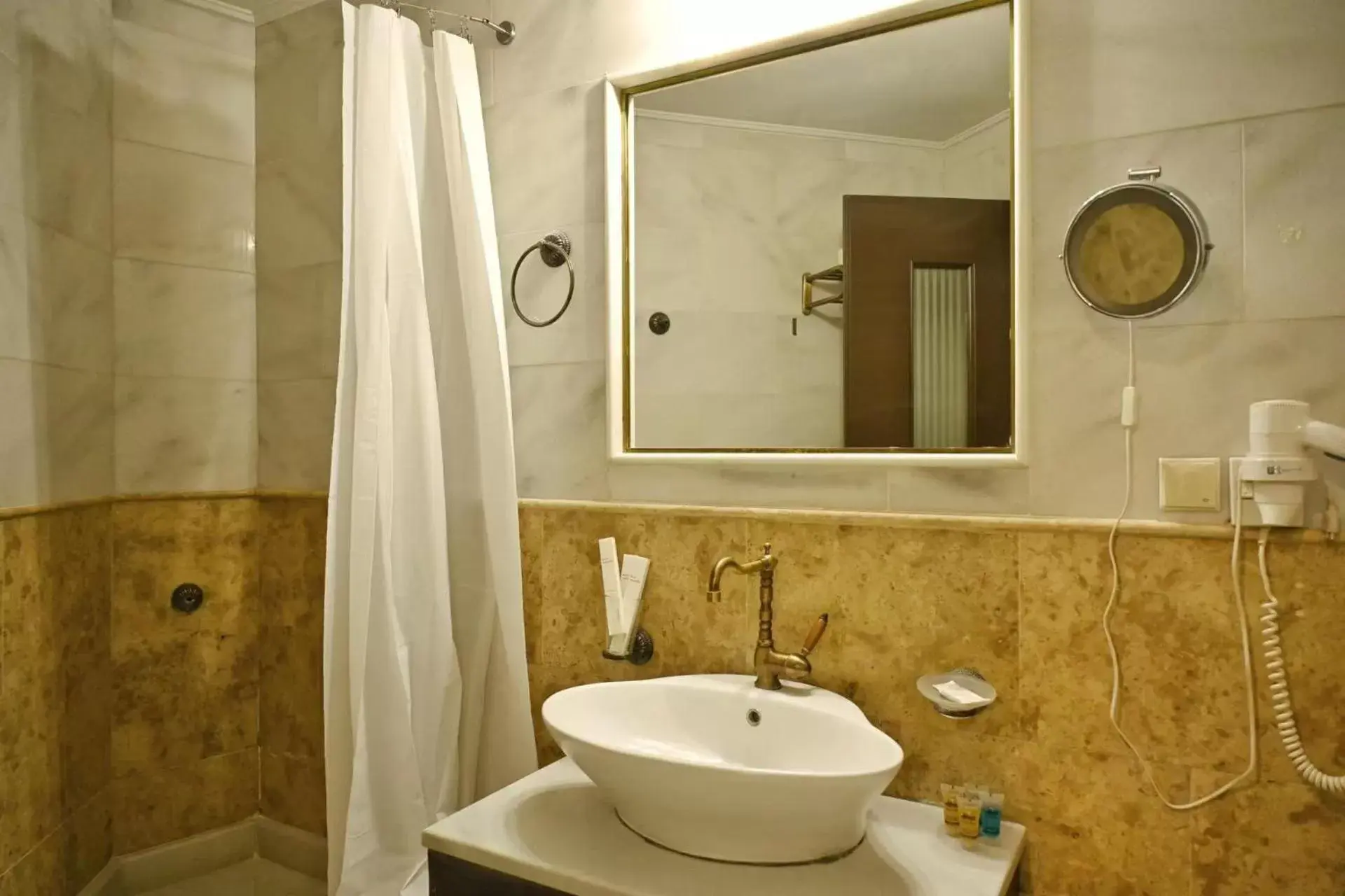 Bathroom in New Times Home & Hotels Near Metro Station Athens Center