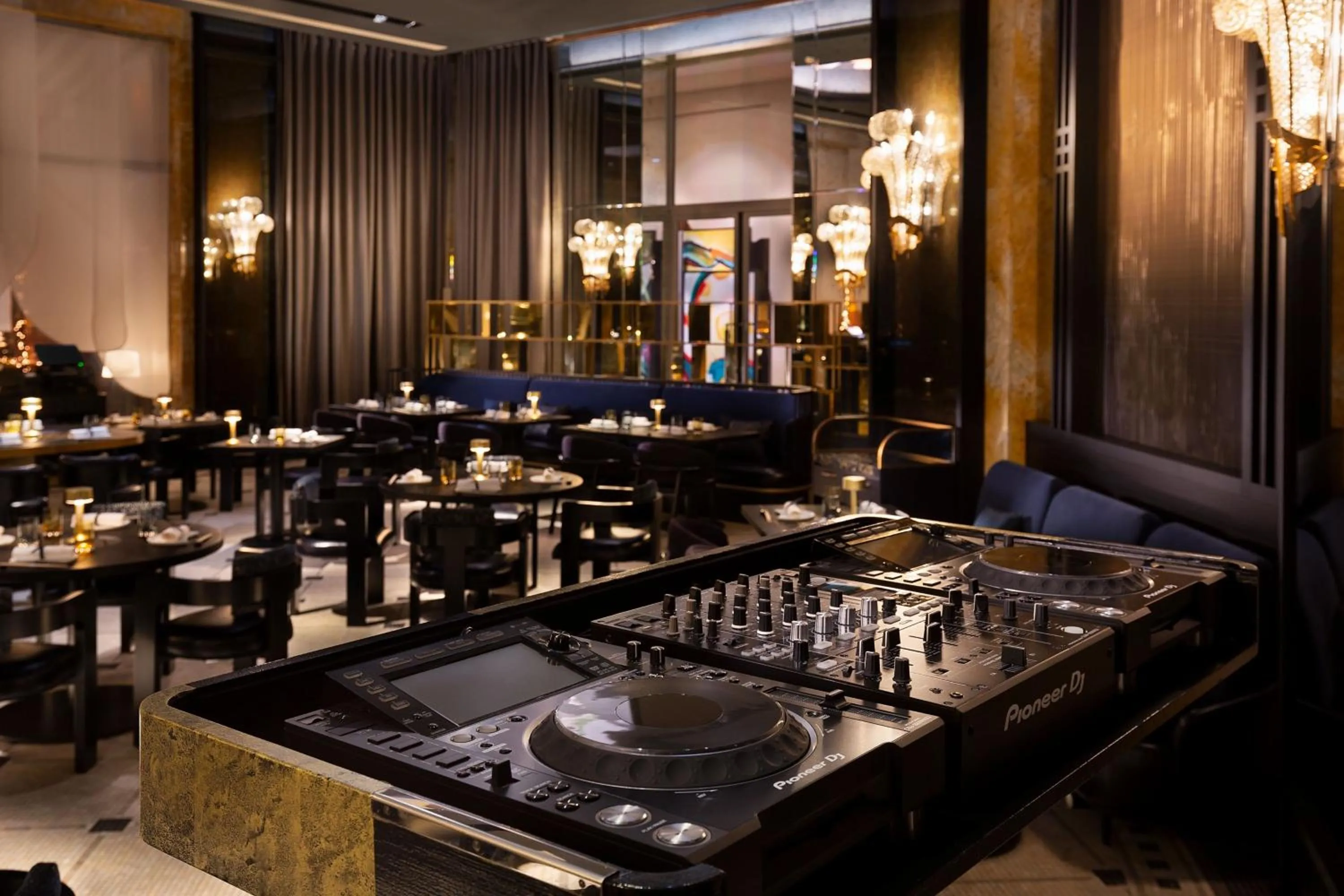 Restaurant/places to eat in Prince de Galles, a Luxury Collection hotel, Paris