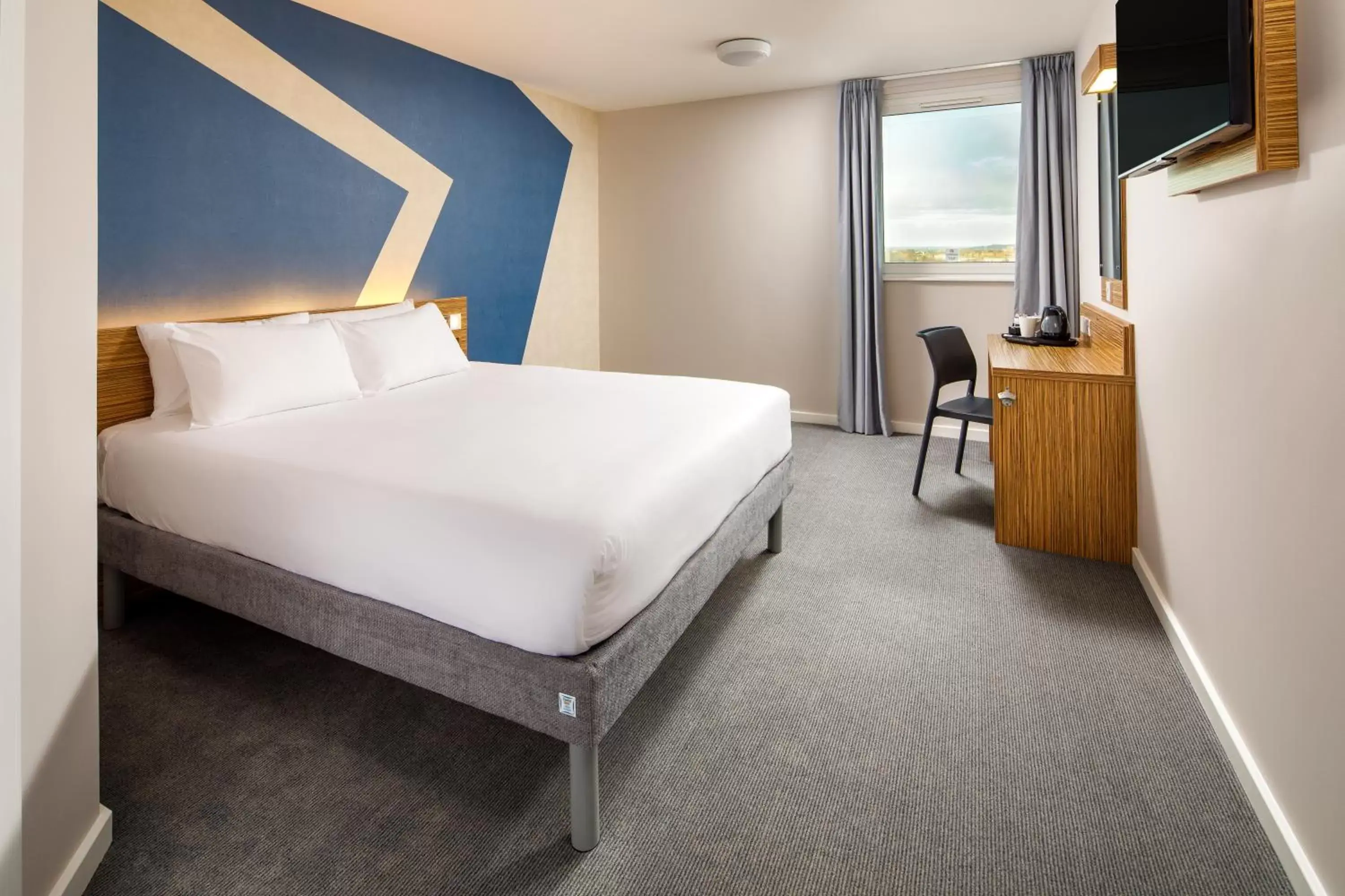 Photo of the whole room in ibis budget London Heathrow Central