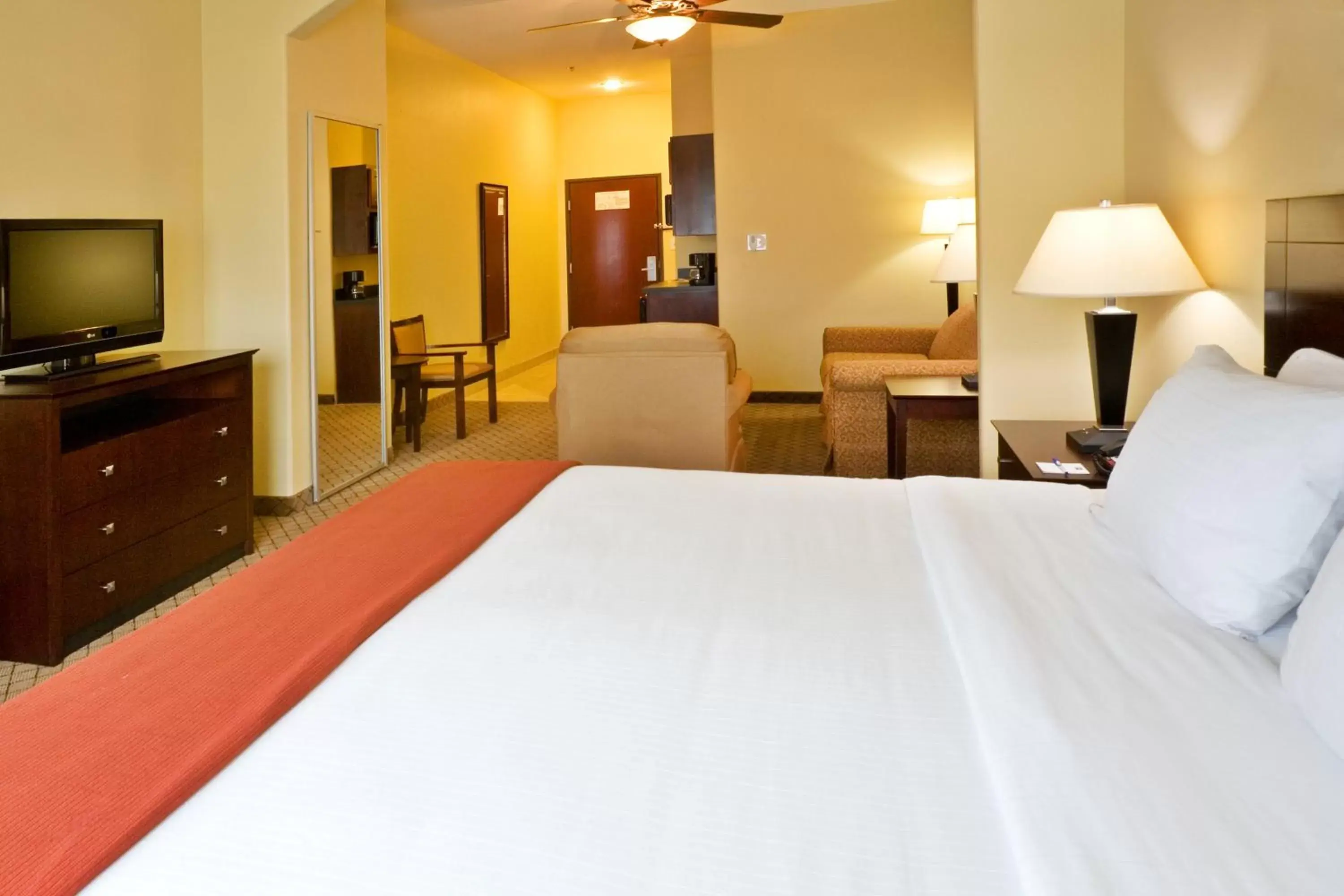Bed in Holiday Inn Express Hotel & Suites New Boston, an IHG Hotel