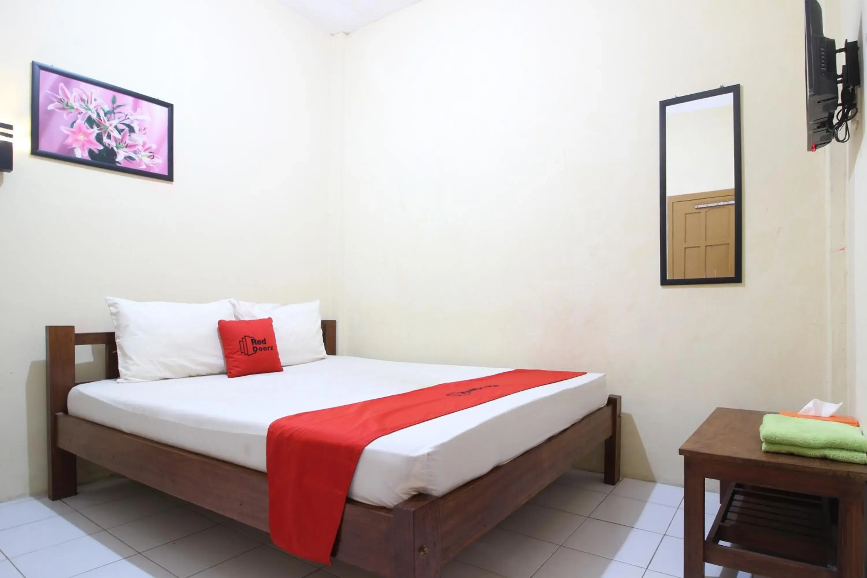 Bedroom, Bed in RedDoorz @ Jalan Parangtritis