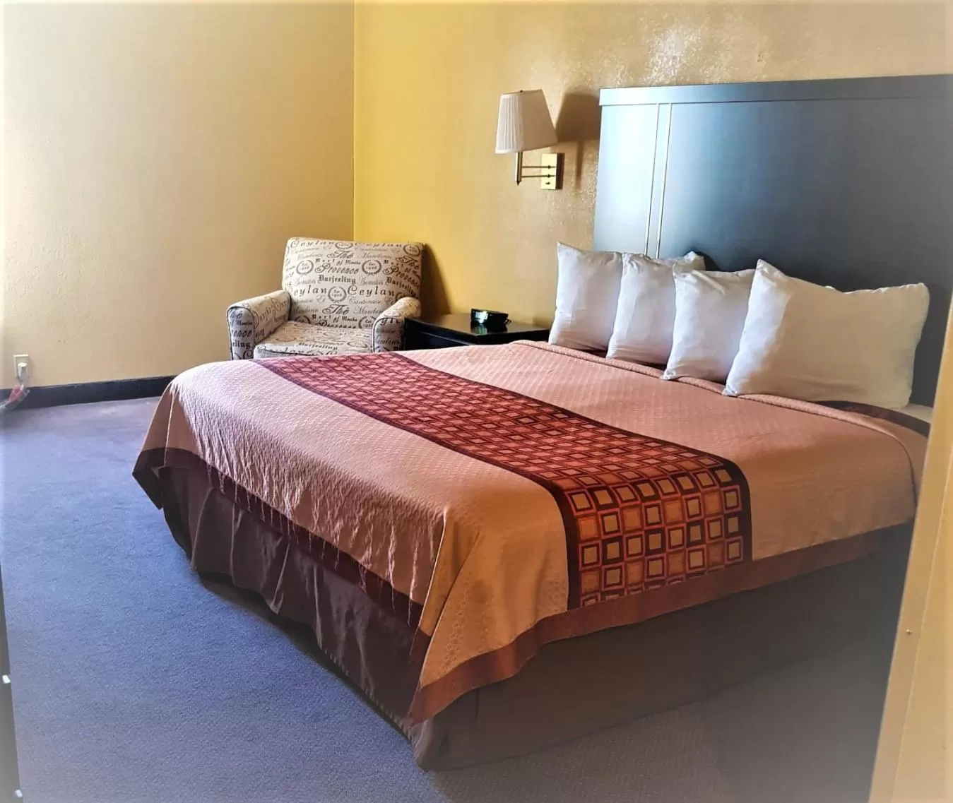 Bed in Rodeway Inn & Suites