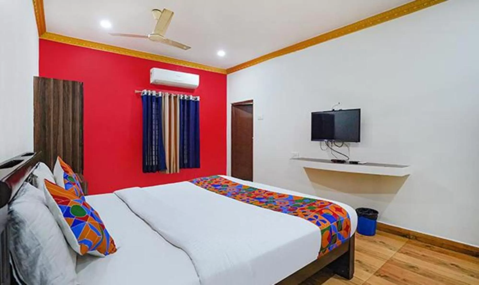 Communal lounge/ TV room, Bed in Fab Express Lloyd's Inn - Near Kodambakkam Railway Station
