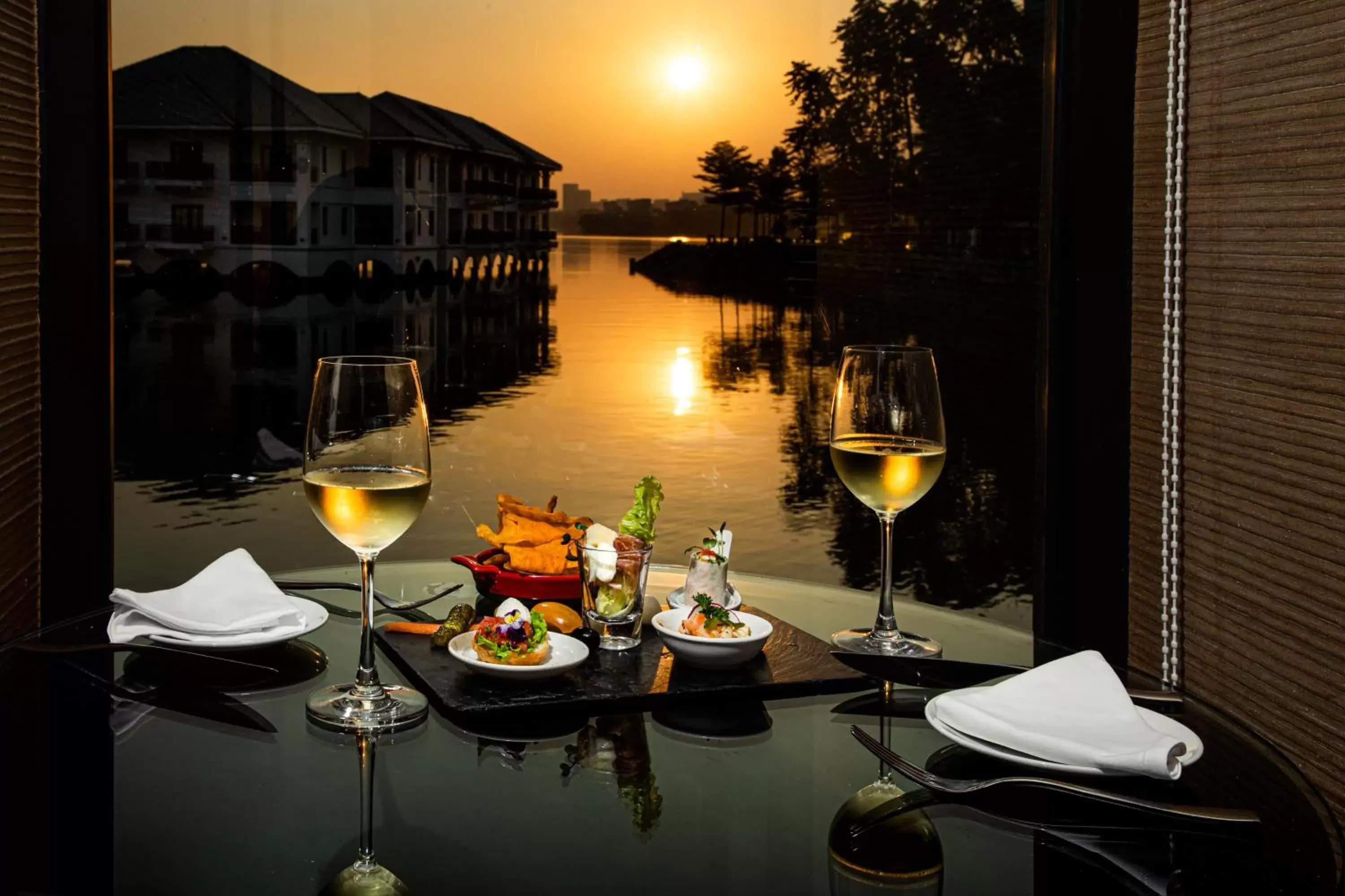 Lounge or bar in InterContinental Hanoi Westlake, an IHG Hotel