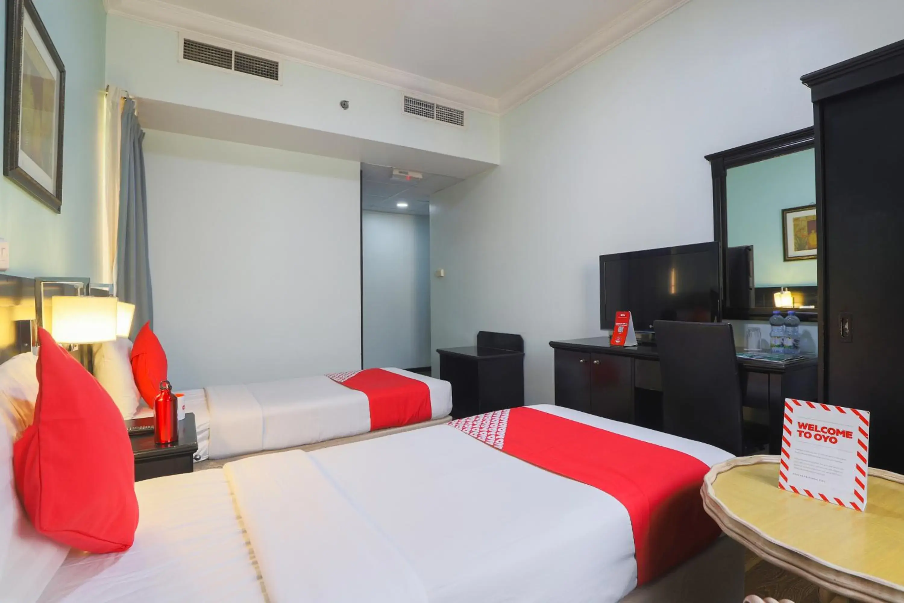 Bedroom, TV/Entertainment Center in OYO 367 Eureka Hotel