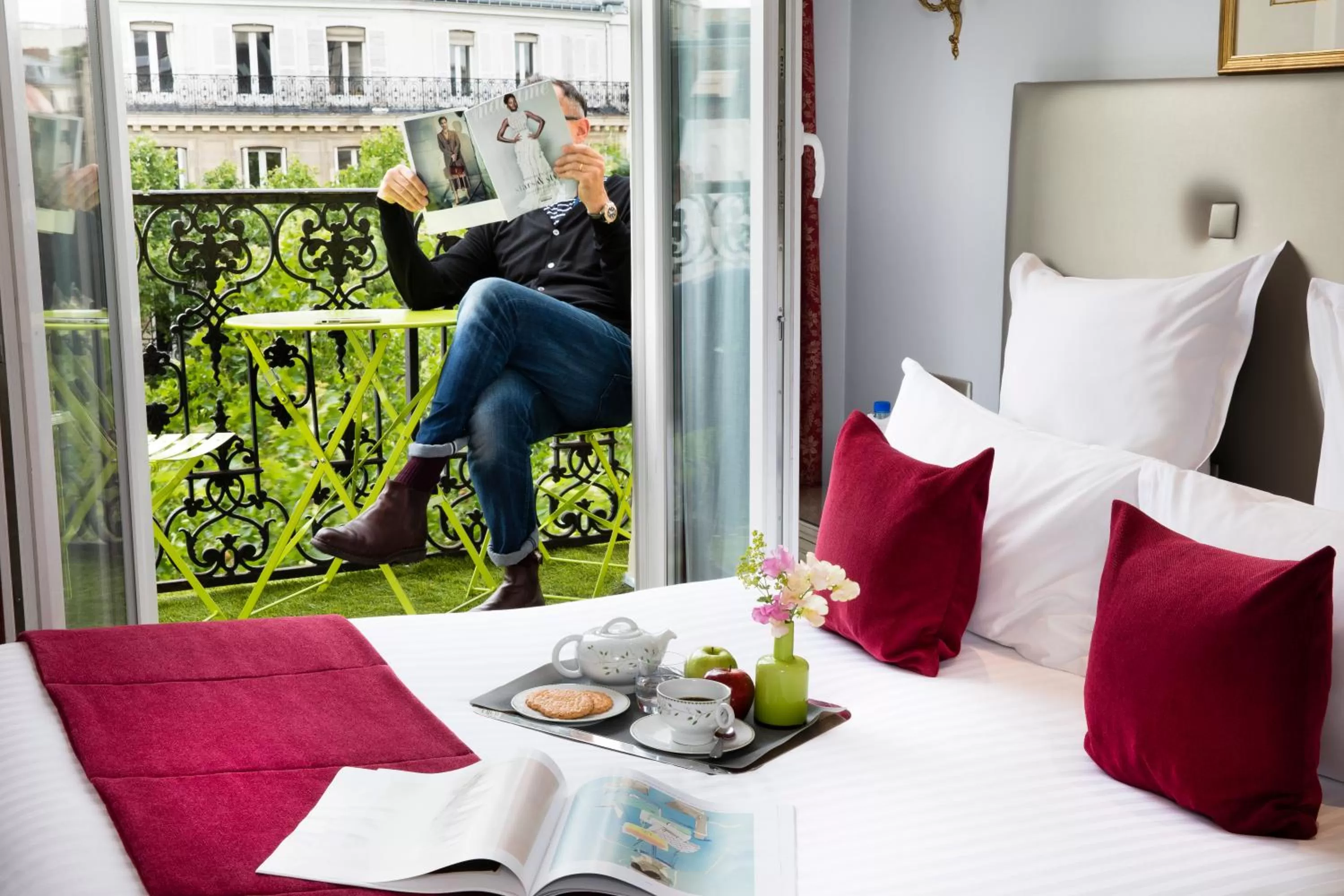 Balcony/Terrace, Bed in Hotel Plaza Elysées