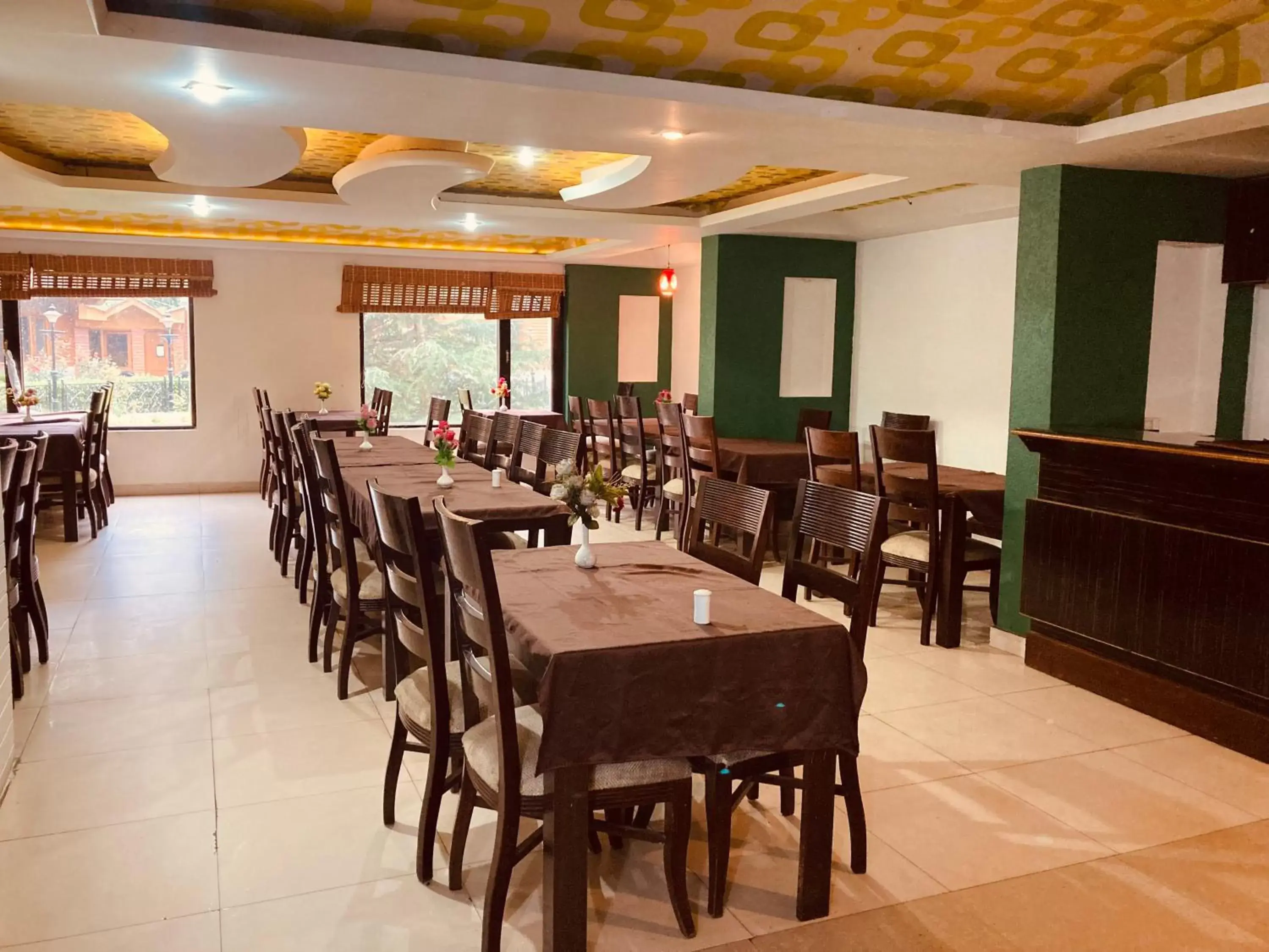 Restaurant/Places to Eat in Dafodil INN - A Four star Luxury hotel, Manali Restaurant/Places to Eat in Dafodil INN - A Four star Luxury hotel, Manali