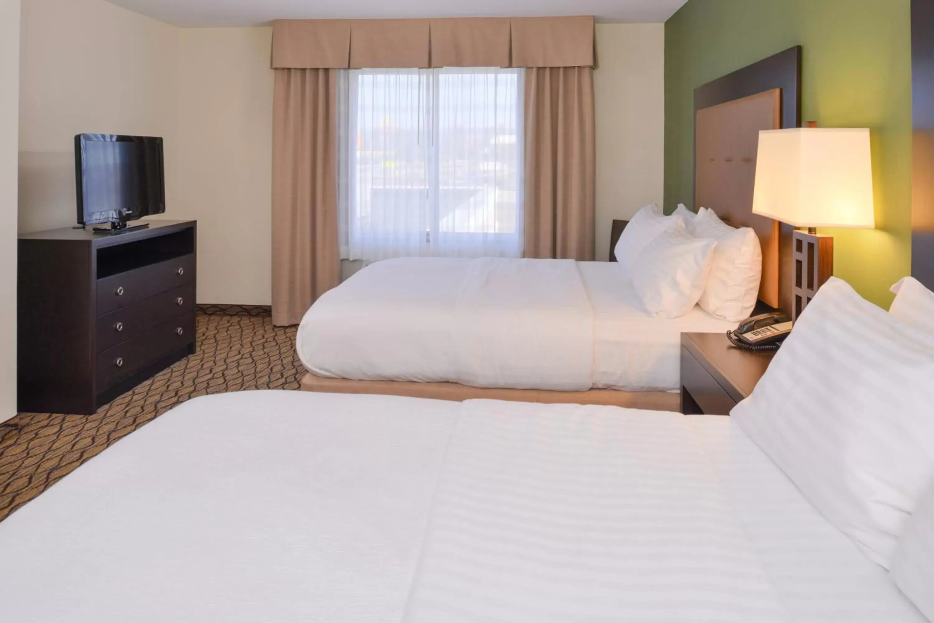 Photo of the whole room, Bed in Holiday Inn Poplar Bluff, an IHG Hotel