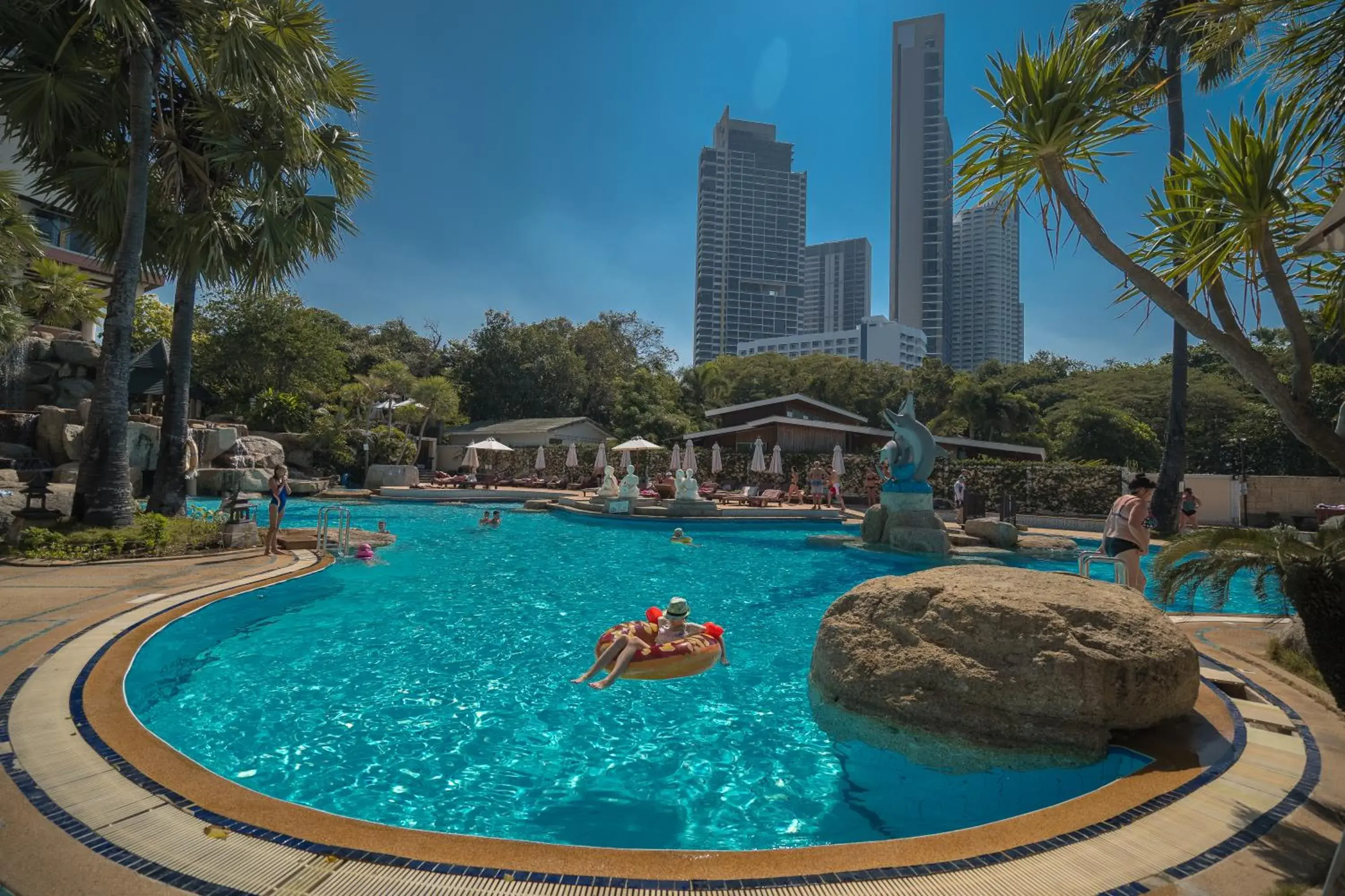 Swimming Pool in Long Beach Garden Hotel & Pavilions