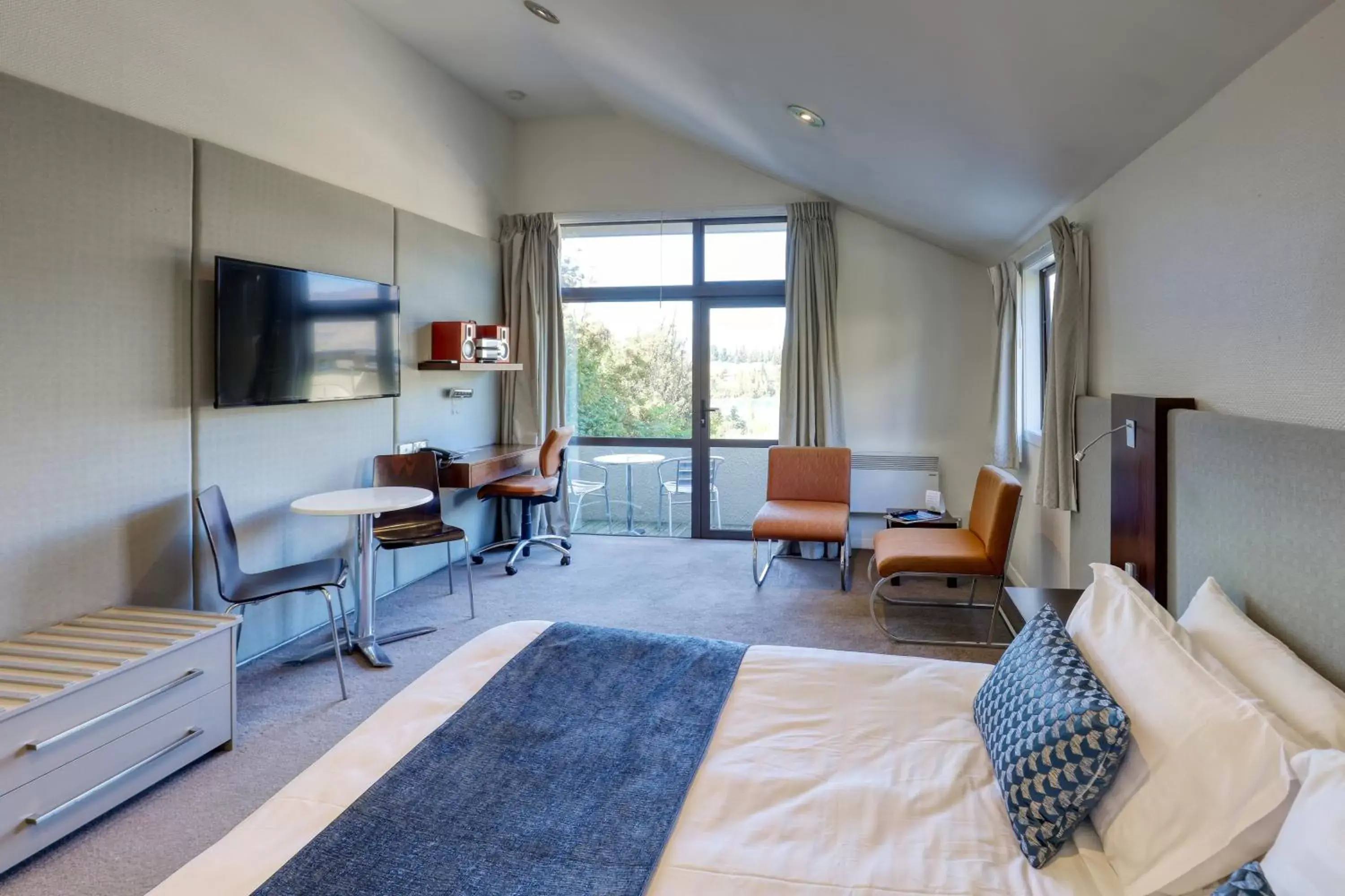 Bedroom, Seating Area in Garden Court Suites & Apartments