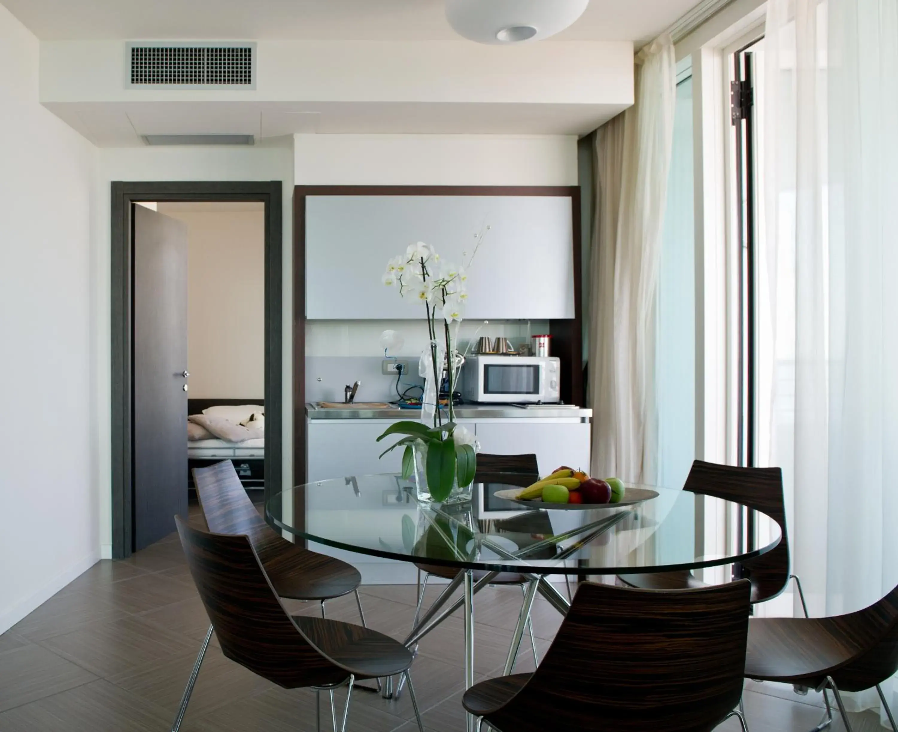 Kitchen or kitchenette, Dining Area in Blu Suite Hotel