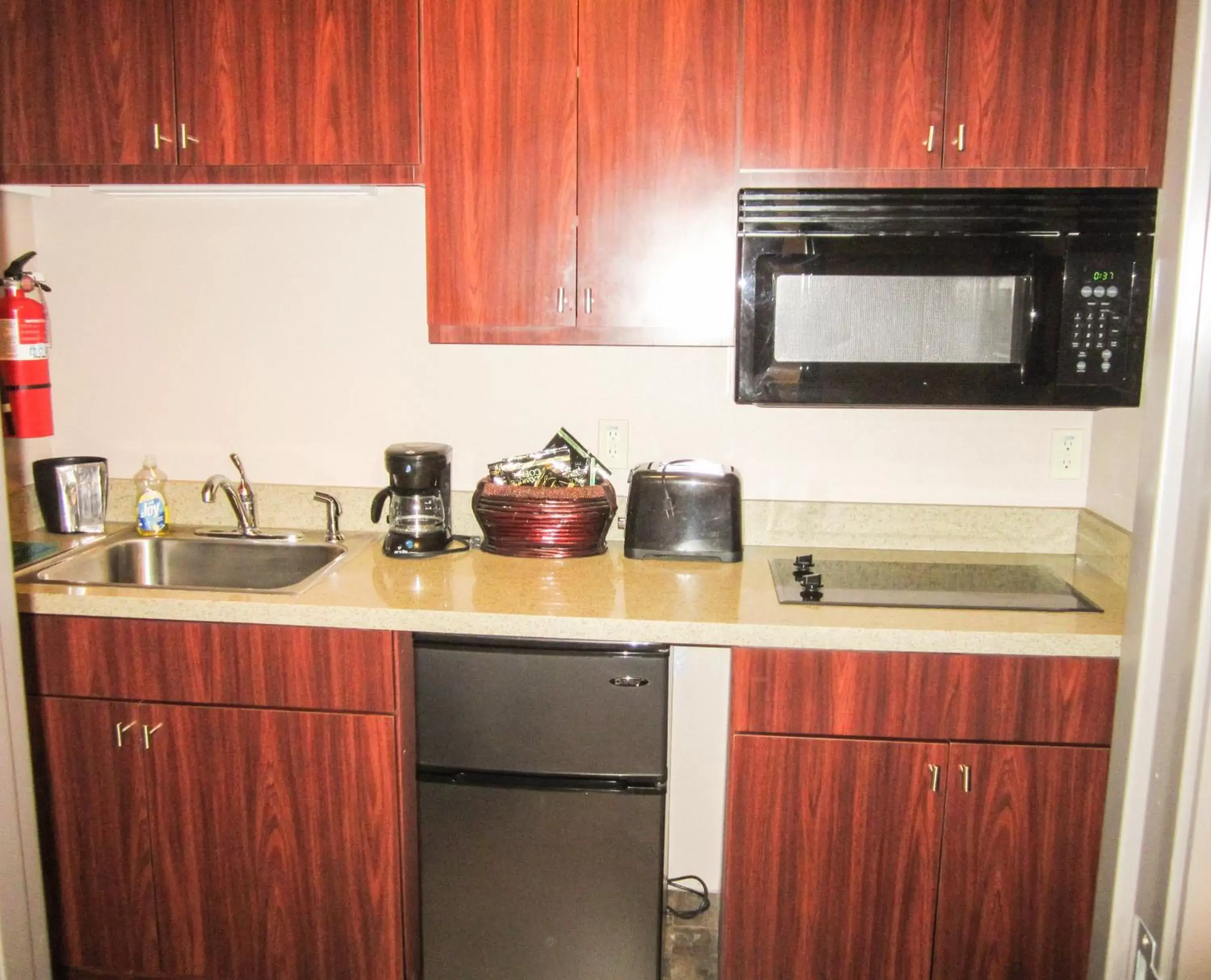 Kitchen/Kitchenette in Bell's Extended Stay and Suites