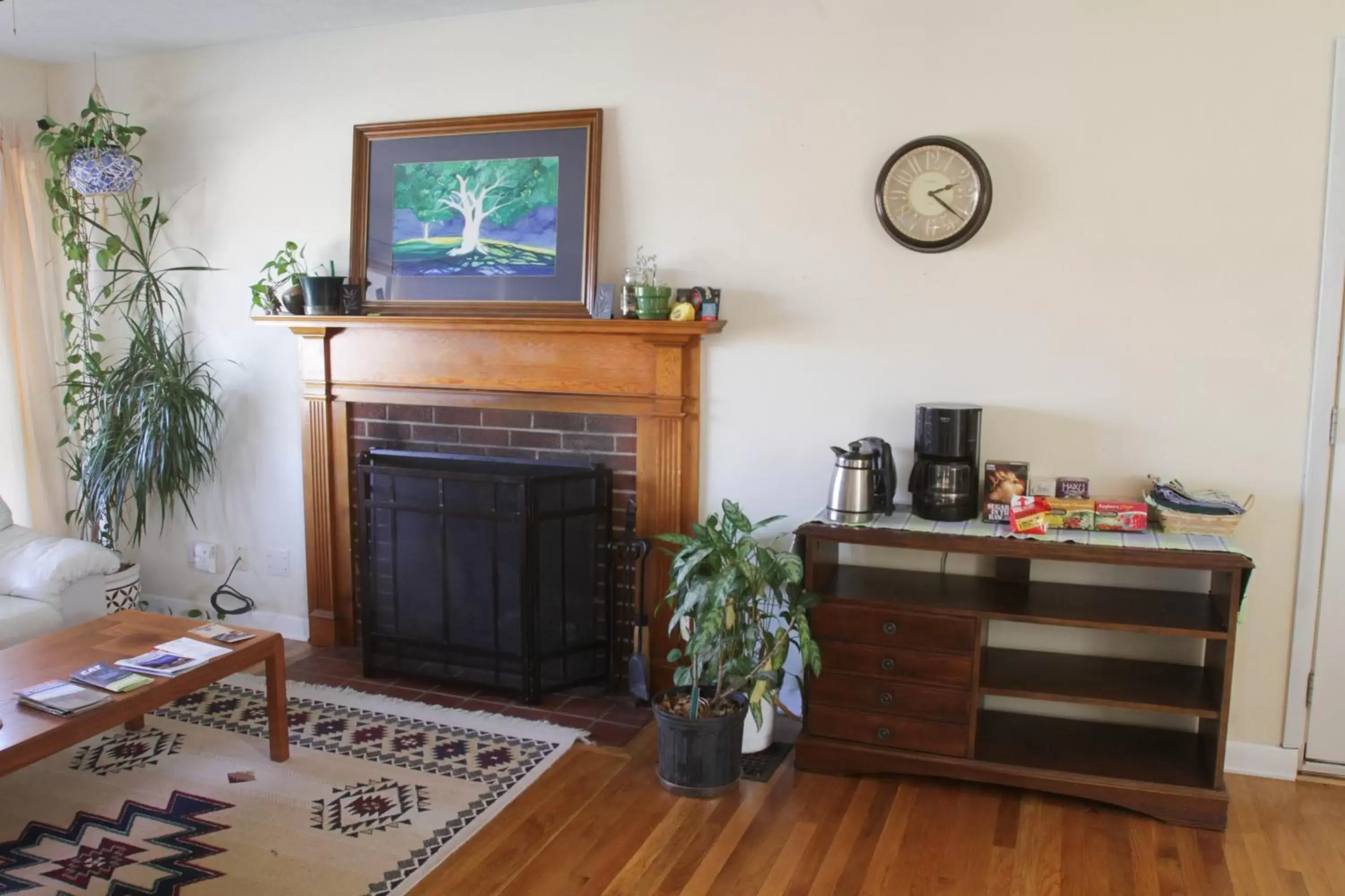 Coffee/tea facilities, TV/Entertainment Center in Fairhaven Guesthouse