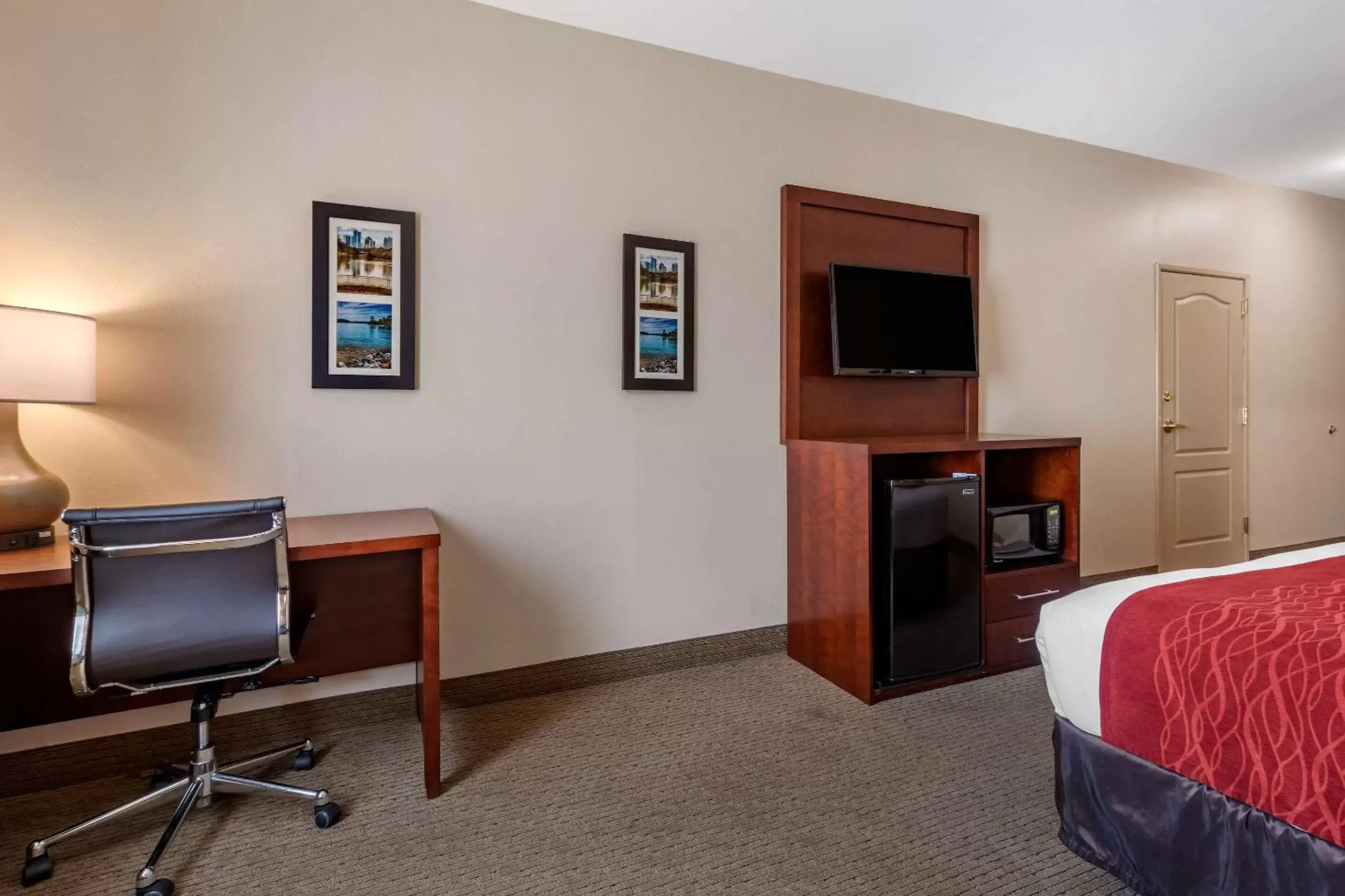 Photo of the whole room, TV/Entertainment Center in Comfort Inn & Suites Villa Rica