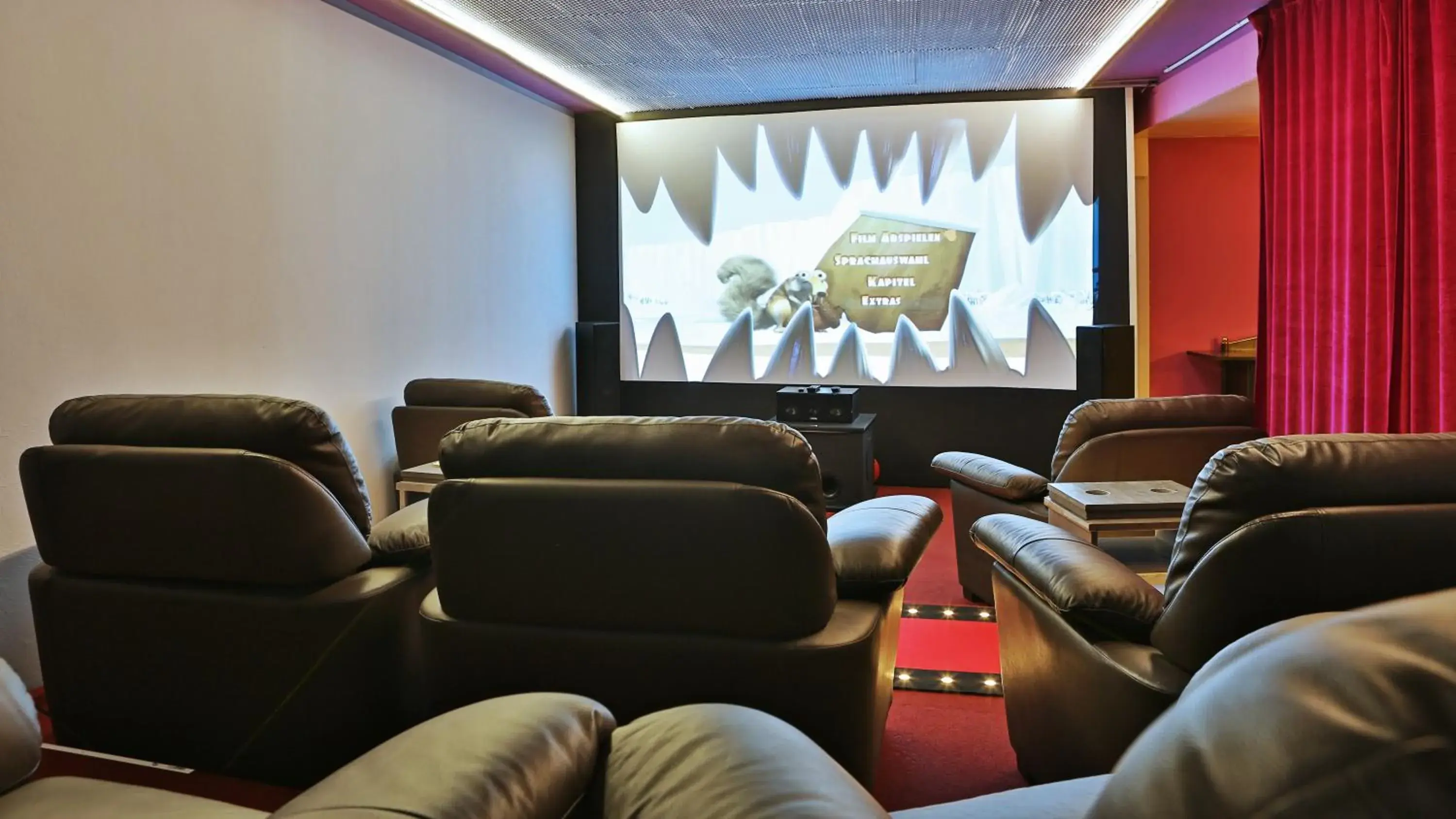 Communal lounge/ TV room, Seating Area in Hotel Zum Löwen