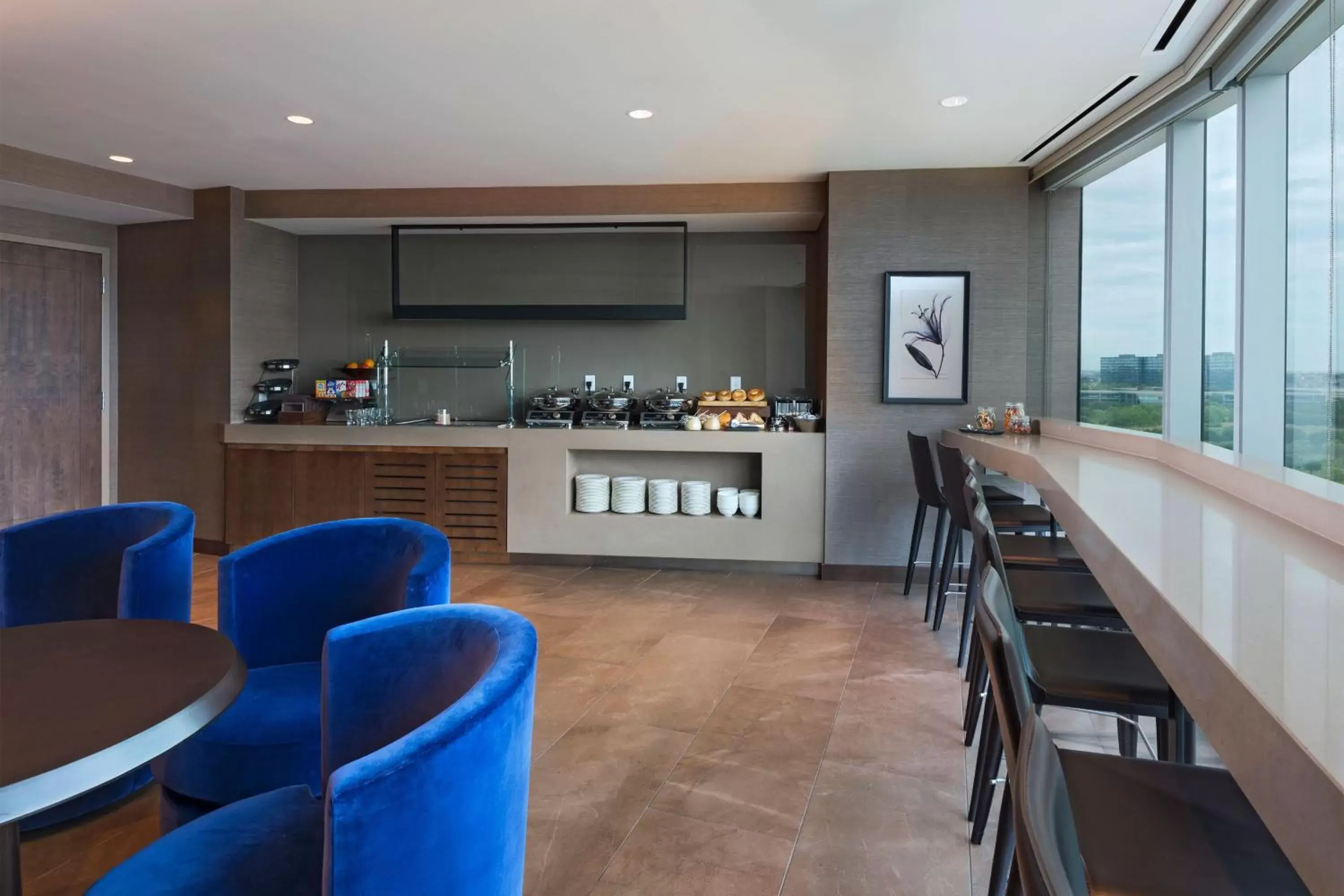 Lounge or bar, Kitchen/Kitchenette in The Westin Irving Convention Center at Las Colinas