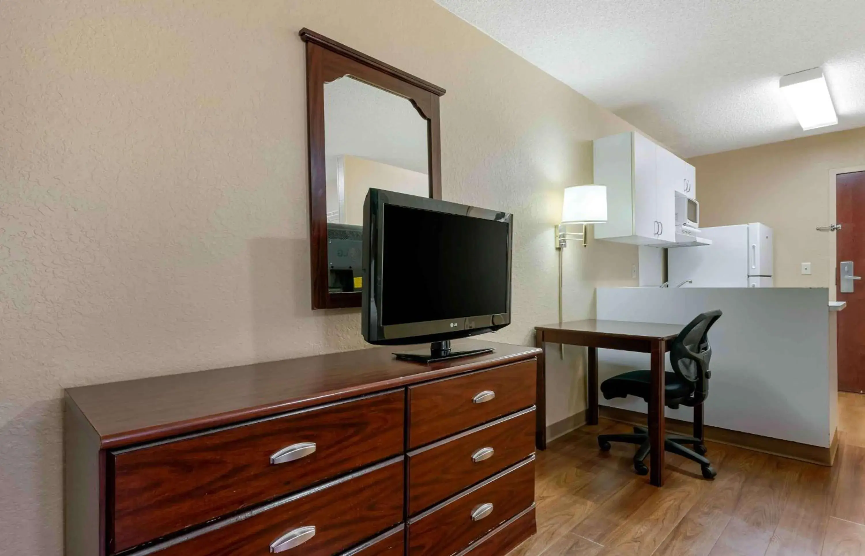 Bedroom, TV/Entertainment Center in Extended Stay America Suites - Jacksonville - Lenoir Avenue East