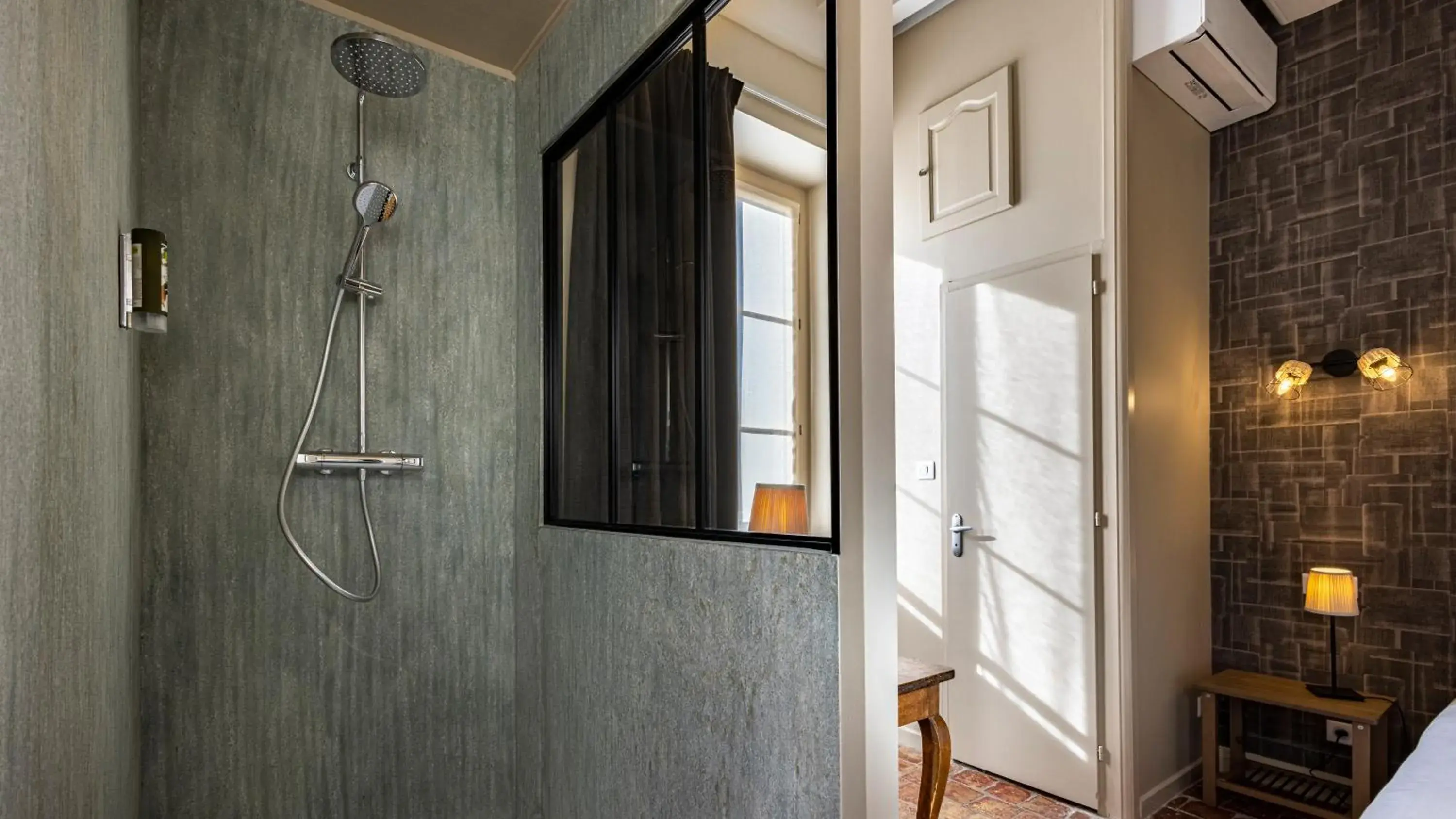 Bathroom in Logis Hostellerie Bressane