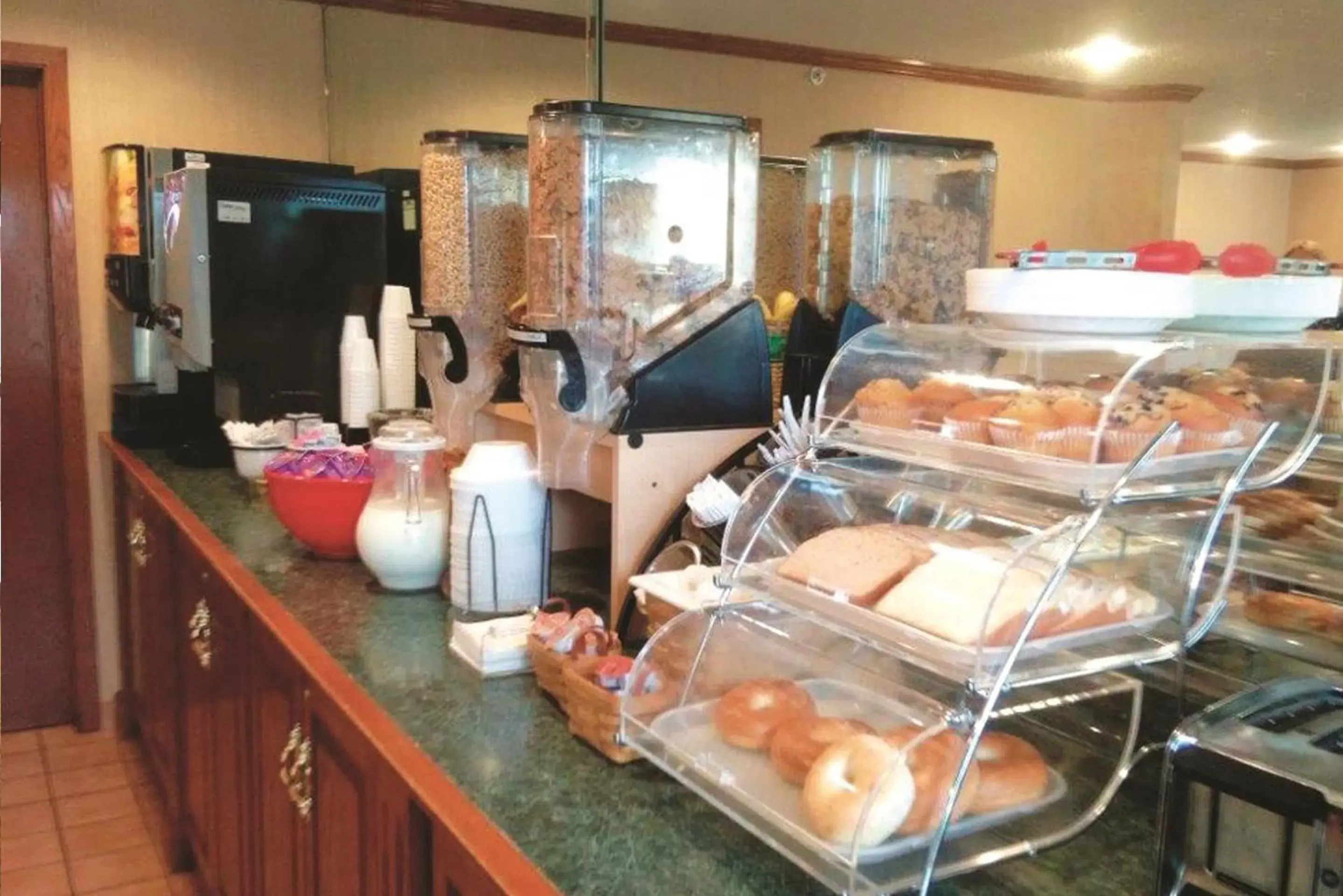 Coffee/tea facilities in La Quinta Inn by Wyndham Detroit Southgate
