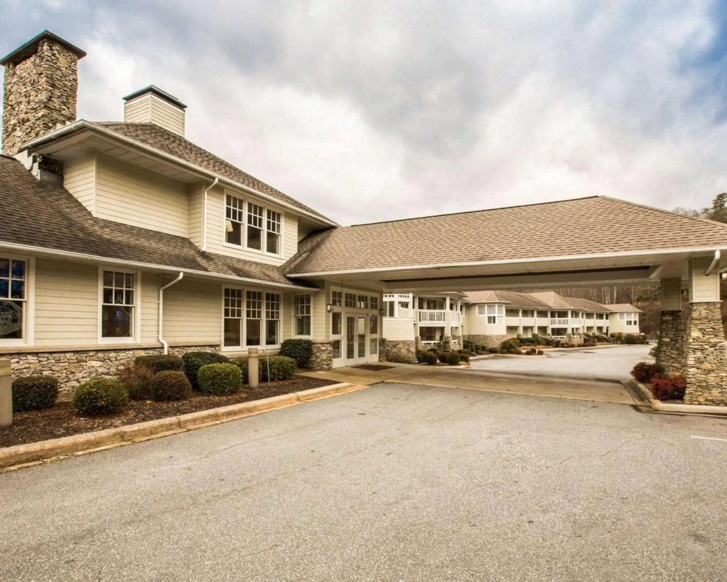 Property building in Rodeway Inn & Suites Cherokee On the River Property building in Rodeway Inn & Suites Cherokee On the River