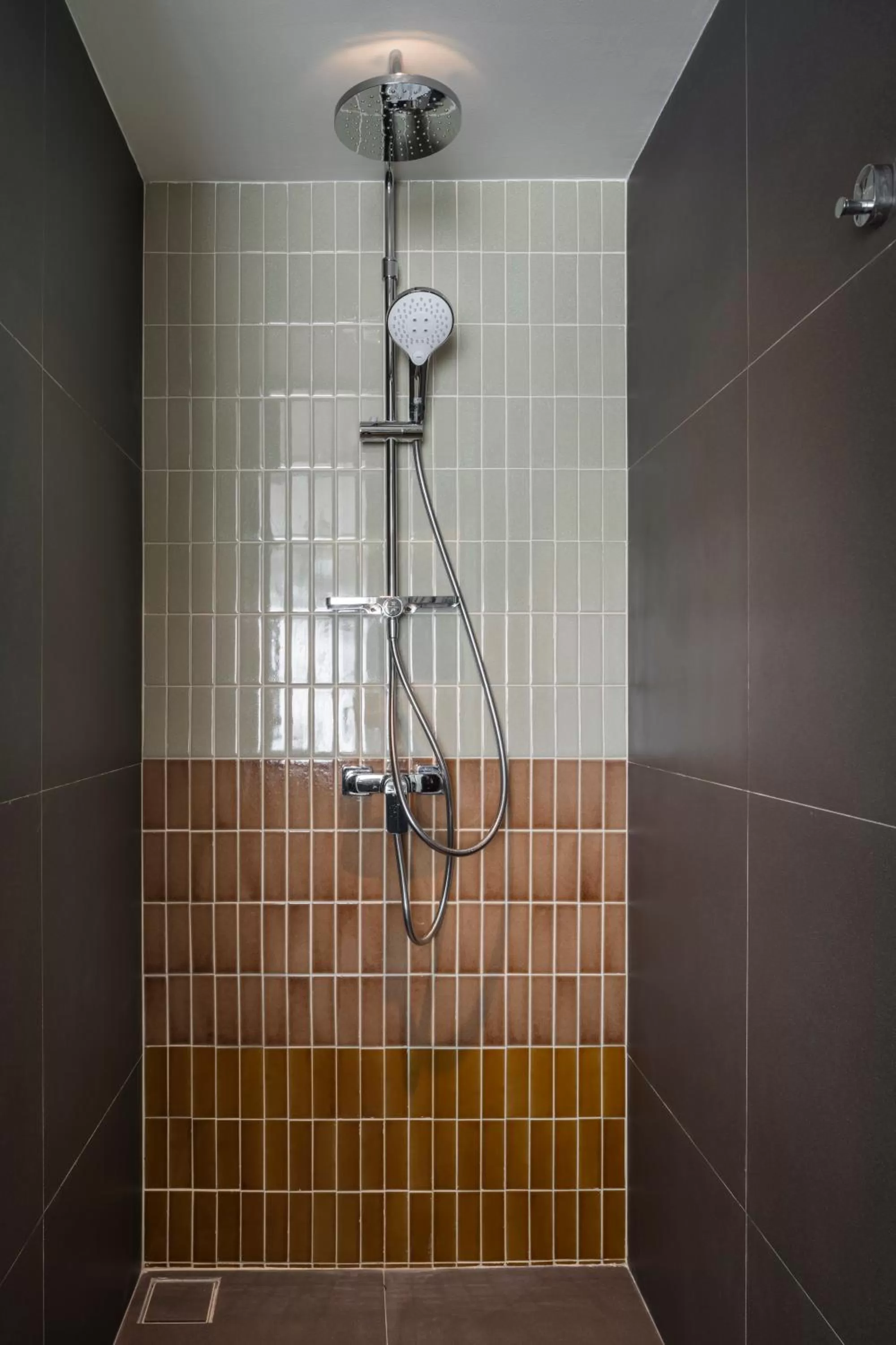 Shower in Lilit Bang Lumphu Hotel