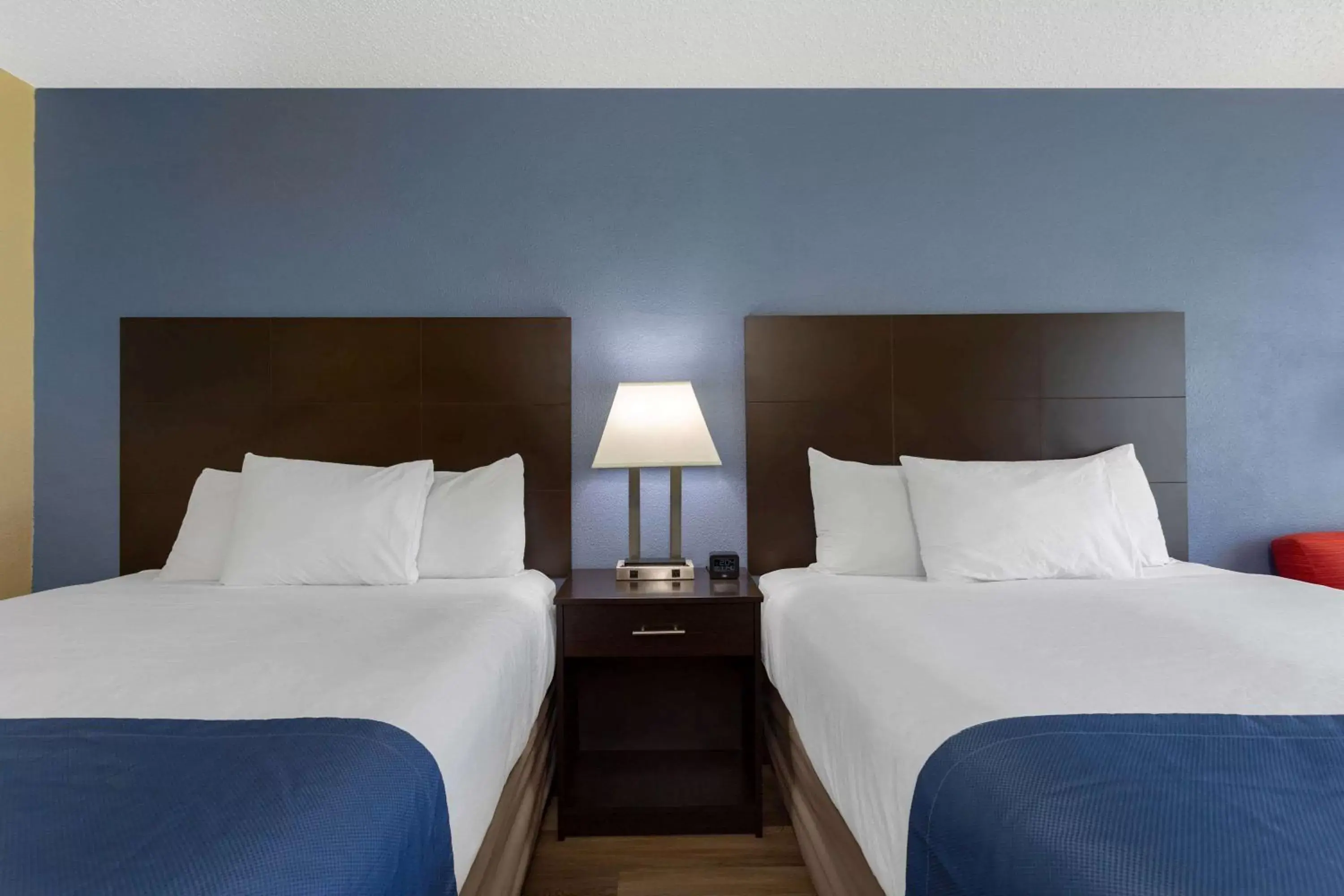 Photo of the whole room, Bed in Days Inn by Wyndham Greensboro Airport