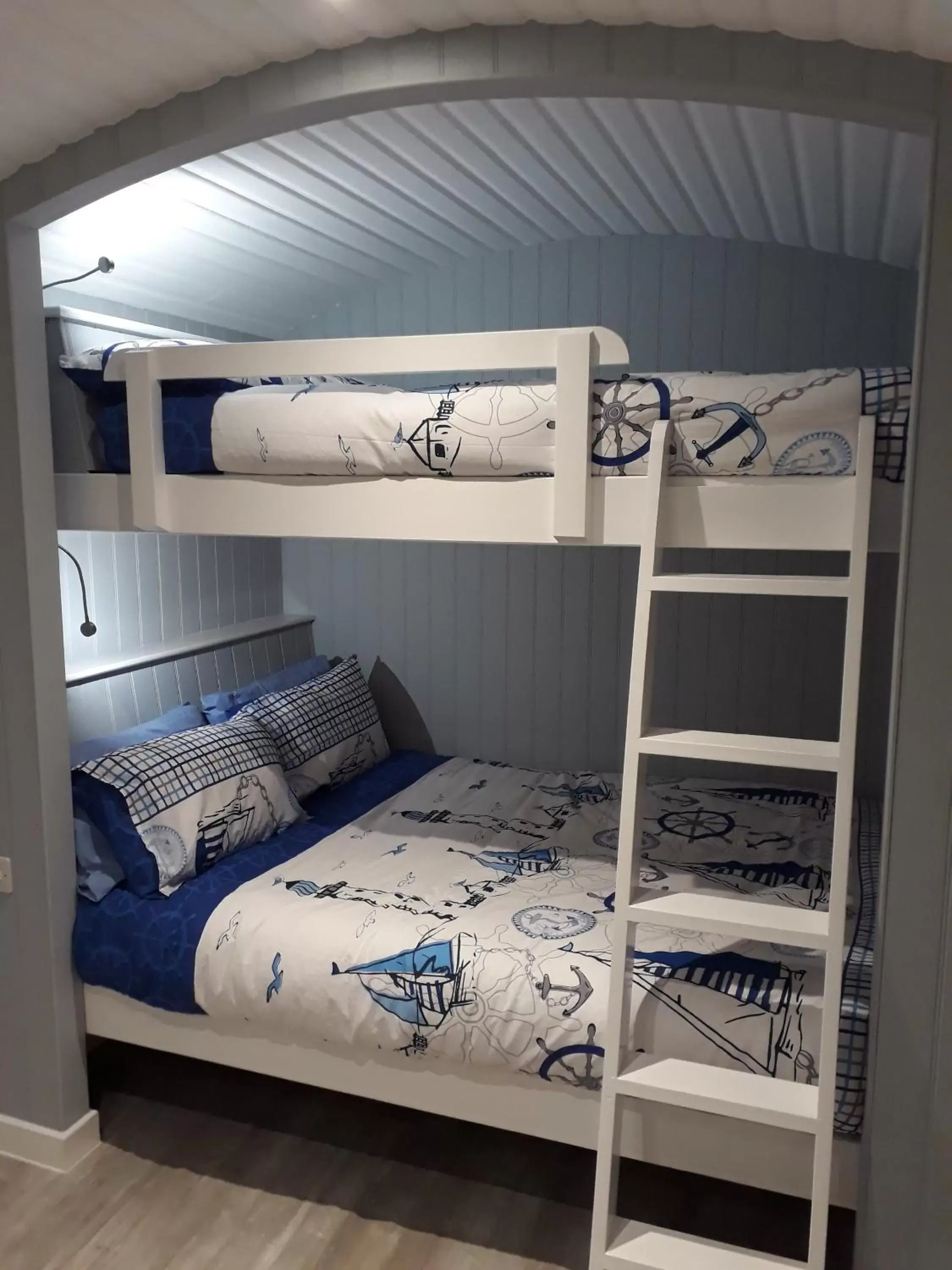 Bunk Bed in Allibella Shepherds Hut, Amazing Seaview, Private garden, Pet Friendly