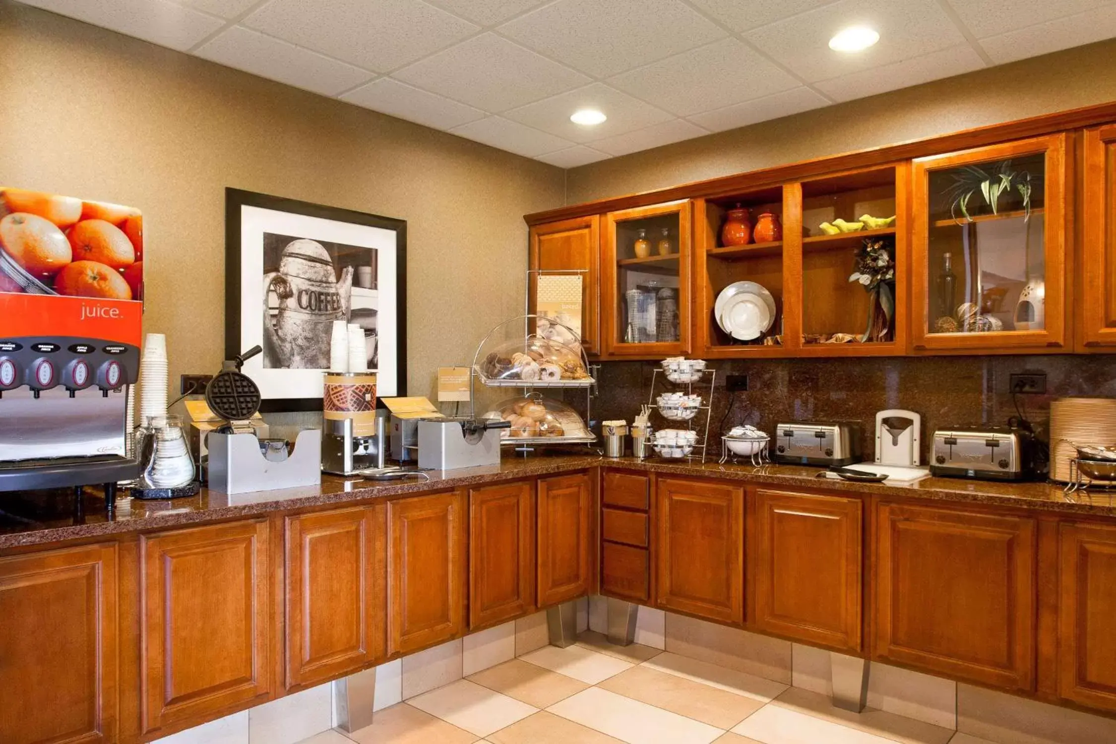 Dining area in Hampton Inn & Suites Addison