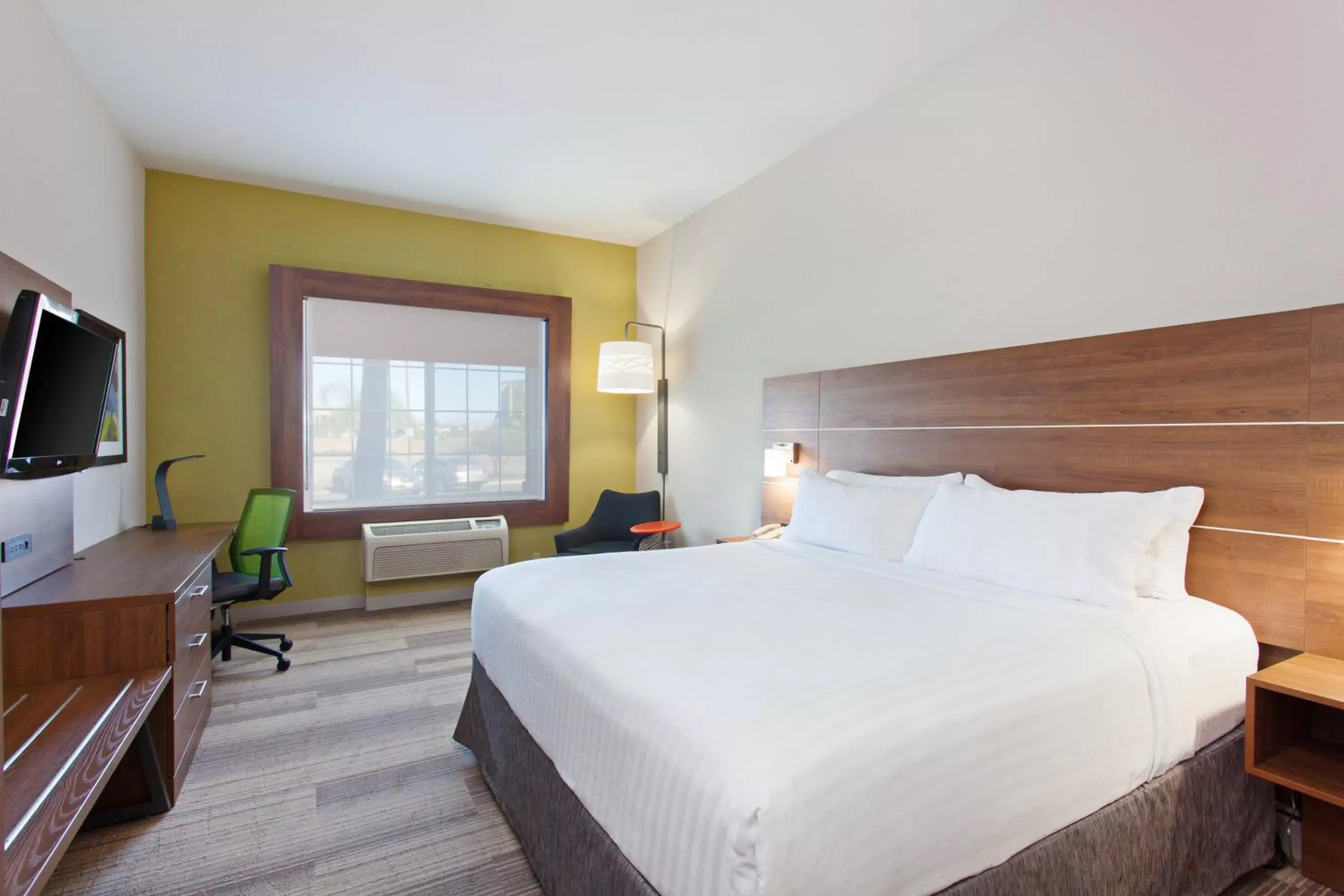 Photo of the whole room, Bed in Holiday Inn Express & Suites Corona, an IHG Hotel