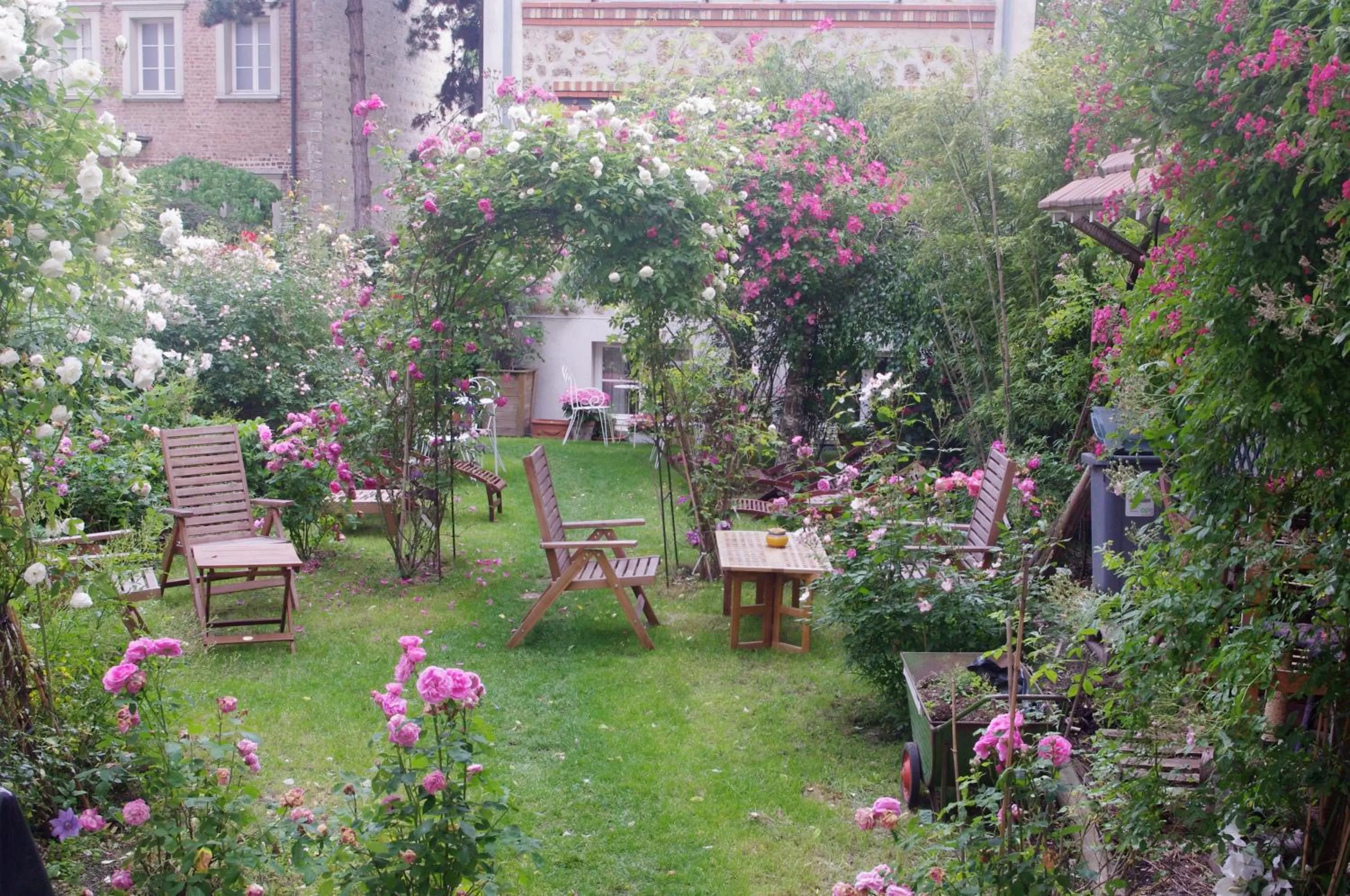 Garden in Villa Escudier Appart-hôtel