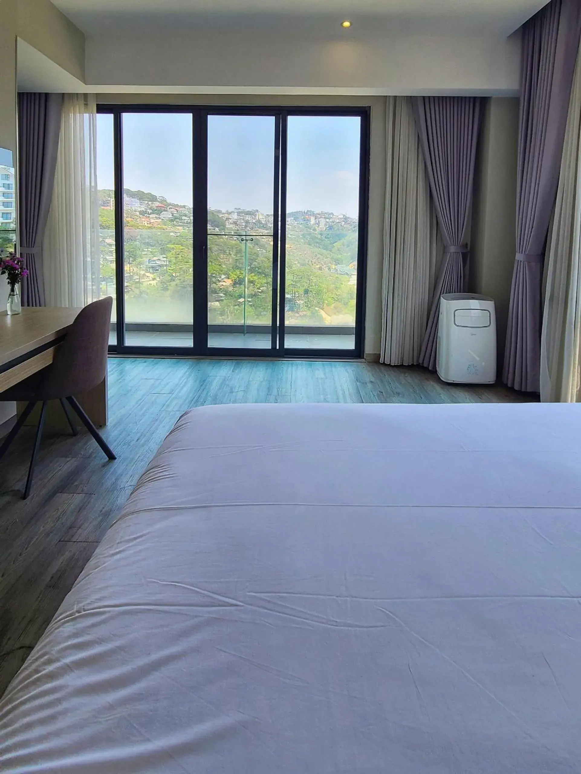 Bed in The Luxe Hotel Da Lat