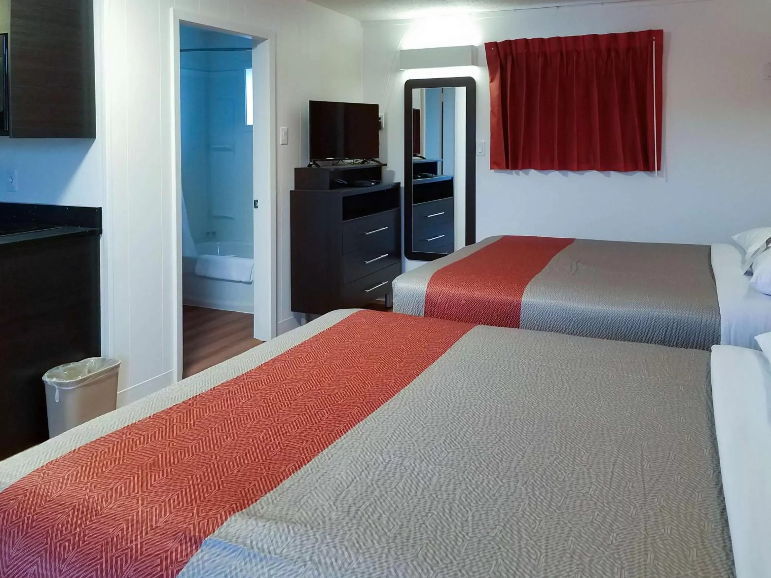 TV and multimedia, Bed in Motel 6-Cranbrook, BC